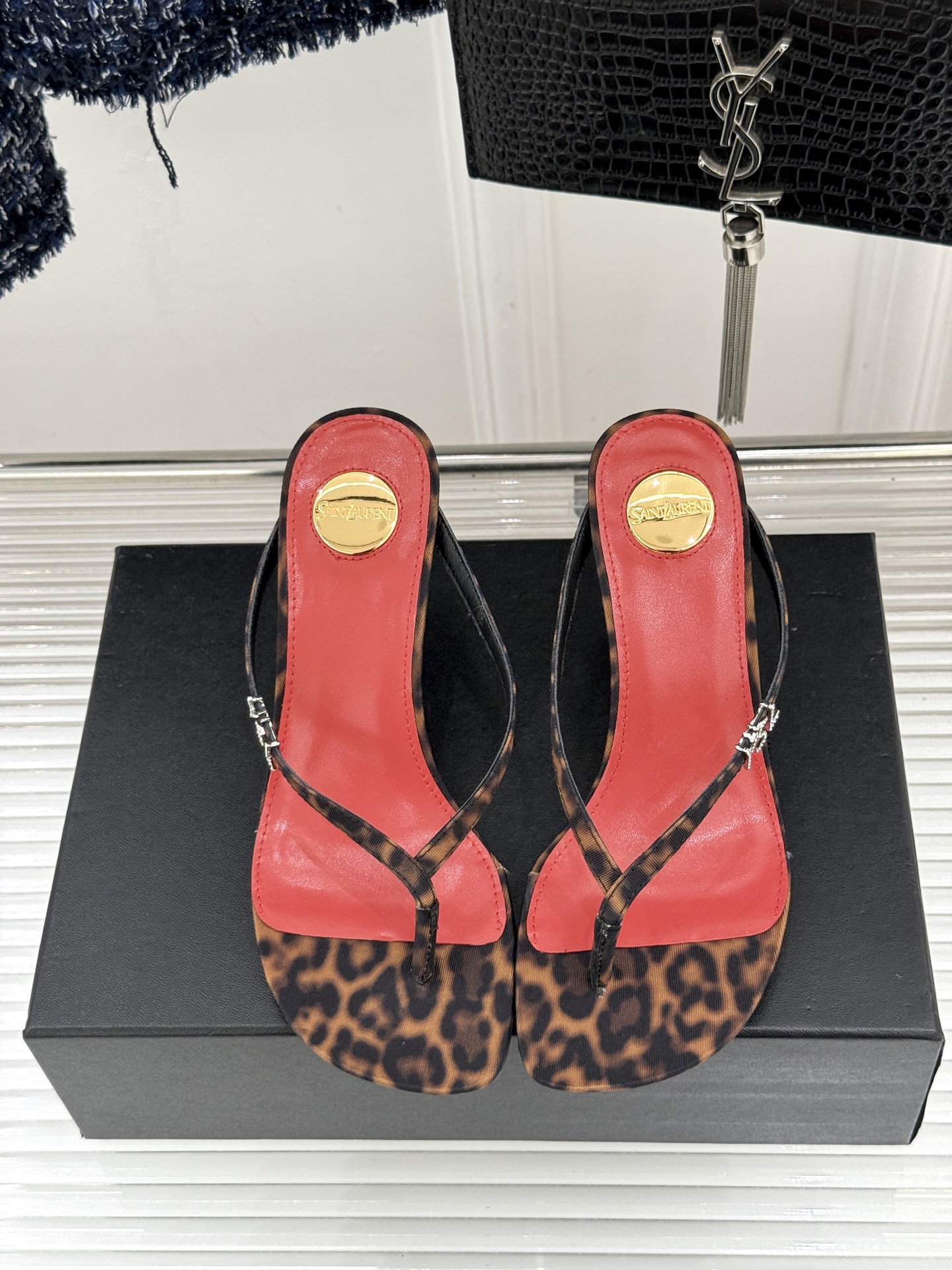 Saint Laurent /圣罗兰YSL26WF新品字母金属跟高跟夹脚人字拖2026春夏圣罗兰以标志性