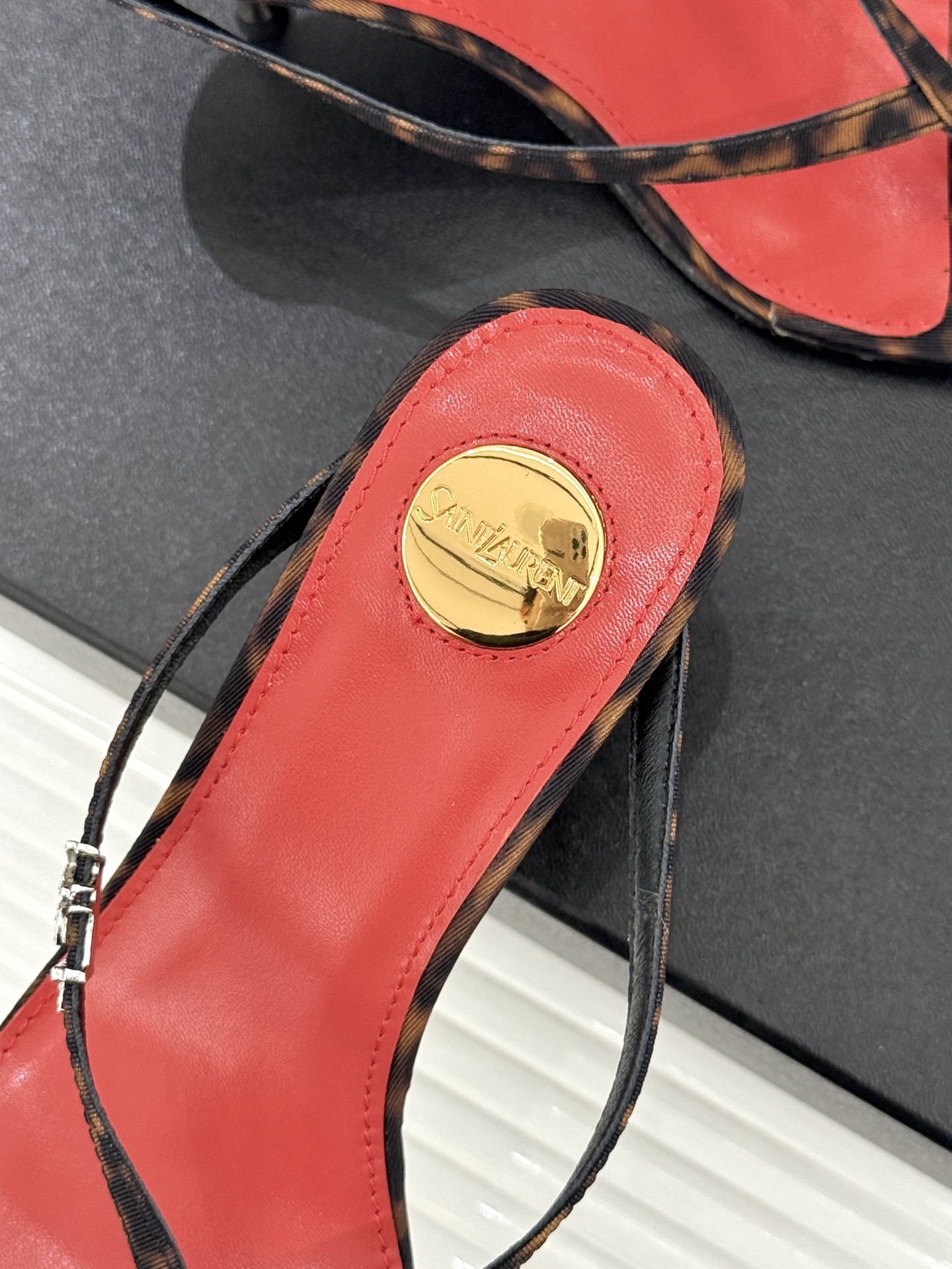 Saint Laurent /圣罗兰YSL26WF新品字母金属跟高跟夹脚人字拖2026春夏圣罗兰以标志性