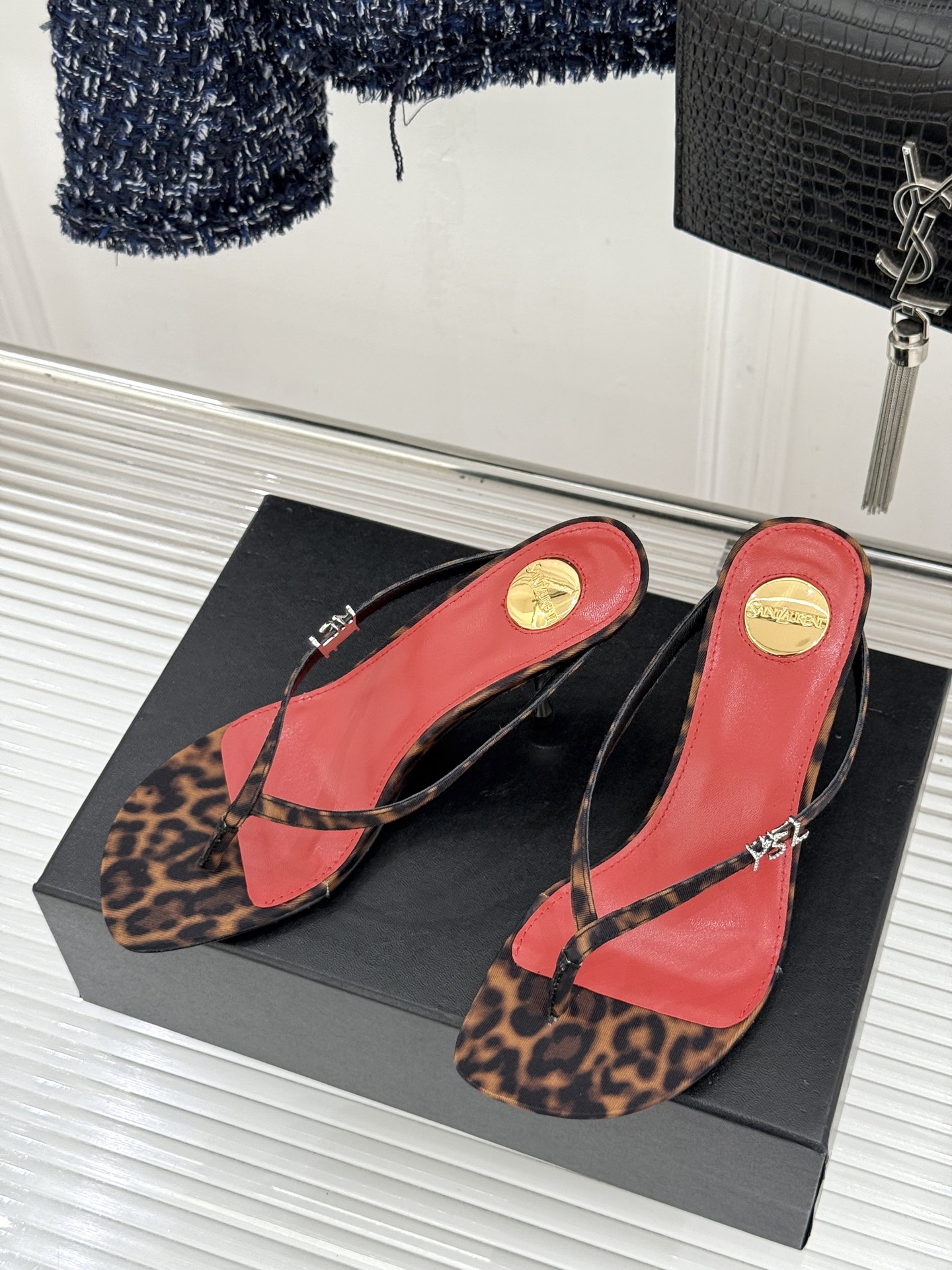 Saint Laurent /圣罗兰YSL26WF新品字母金属跟高跟夹脚人字拖2026春夏圣罗兰以标志性