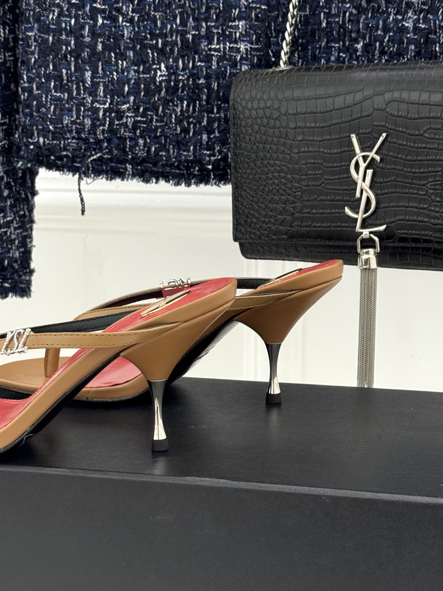 Saint Laurent /圣罗兰YSL26WF新品字母金属跟高跟夹脚人字拖2026春夏圣罗兰以标志性