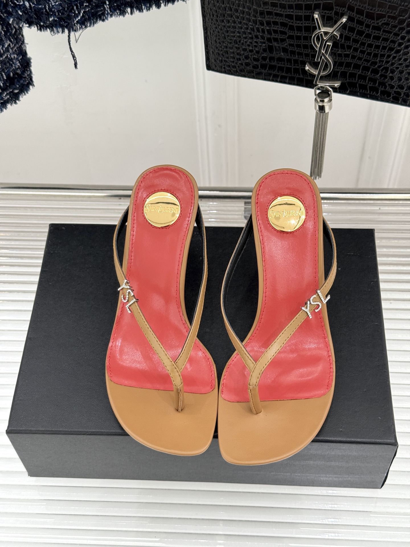 Saint Laurent /圣罗兰YSL26WF新品字母金属跟高跟夹脚人字拖2026春夏圣罗兰以标志性