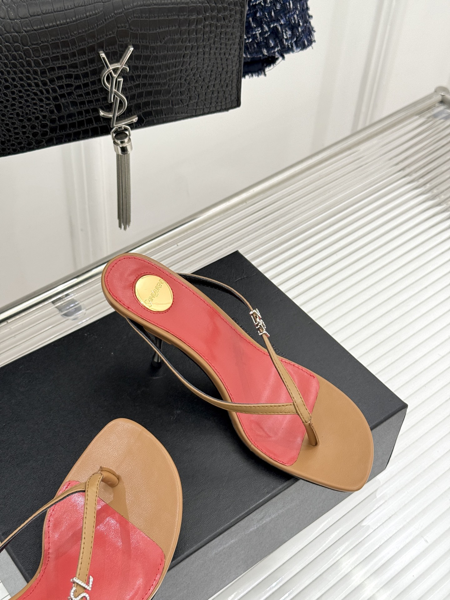 Saint Laurent /圣罗兰YSL26WF新品字母金属跟高跟夹脚人字拖2026春夏圣罗兰以标志性
