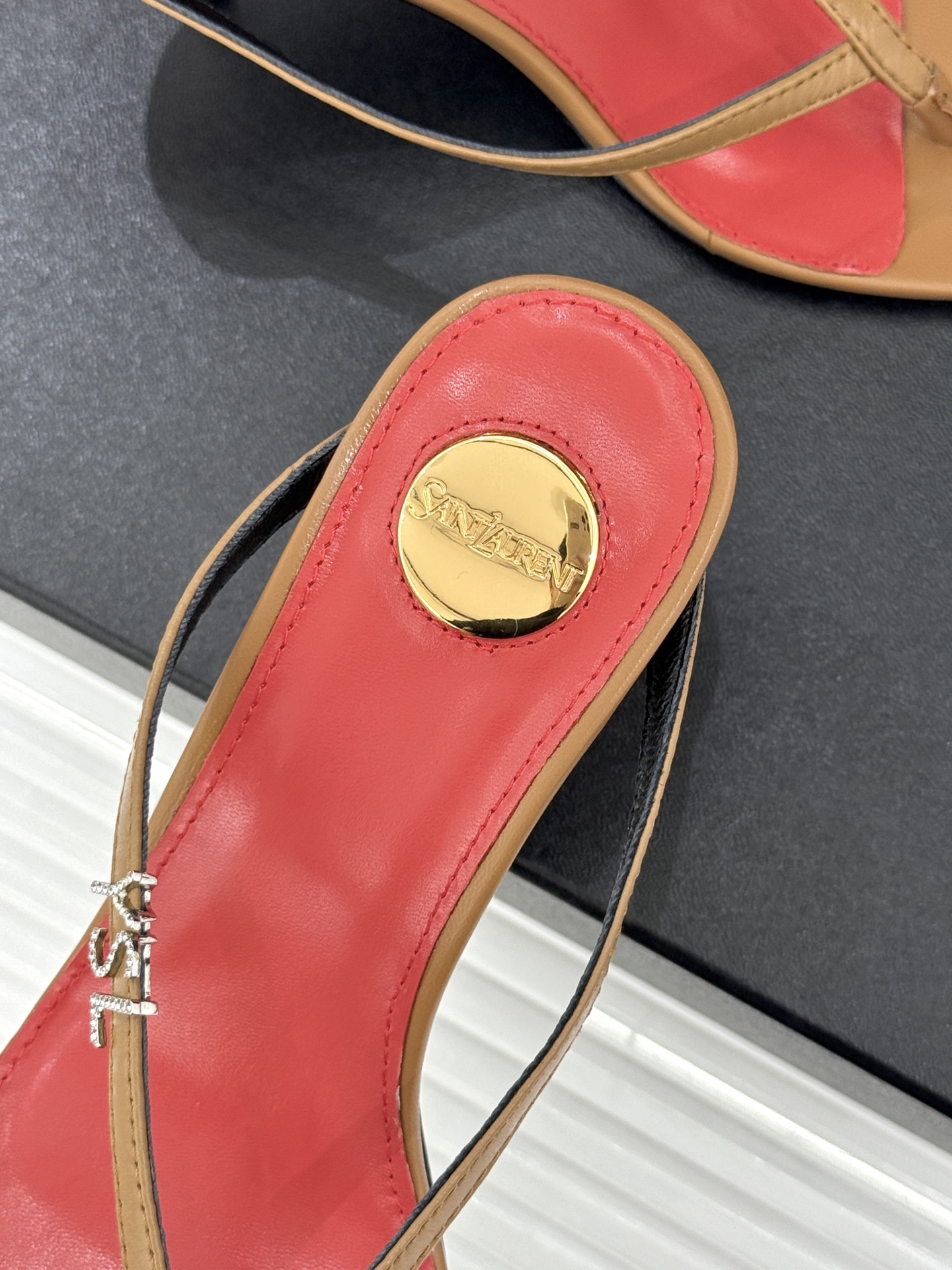 Saint Laurent /圣罗兰YSL26WF新品字母金属跟高跟夹脚人字拖2026春夏圣罗兰以标志性