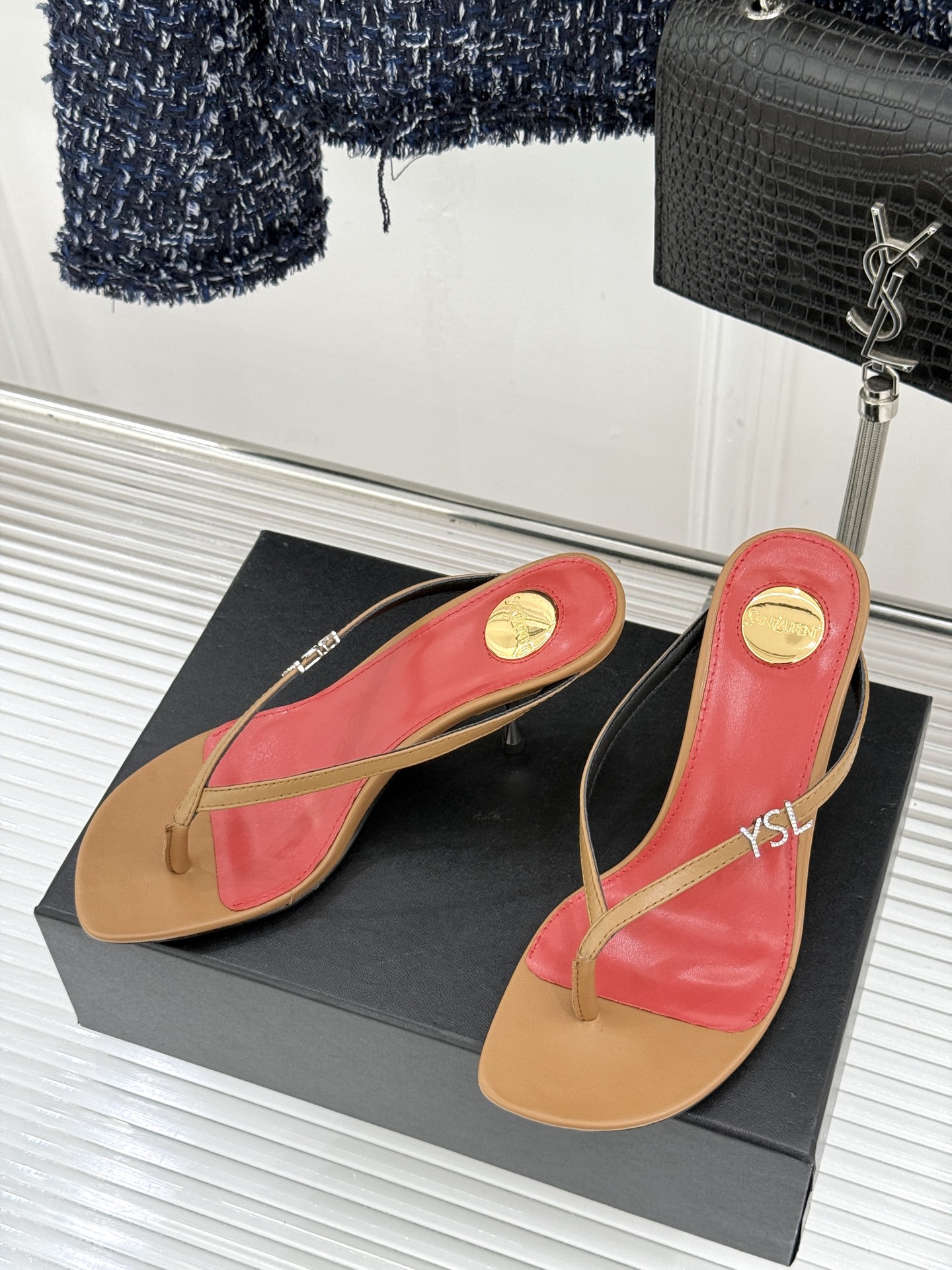 Saint Laurent /圣罗兰YSL26WF新品字母金属跟高跟夹脚人字拖2026春夏圣罗兰以标志性