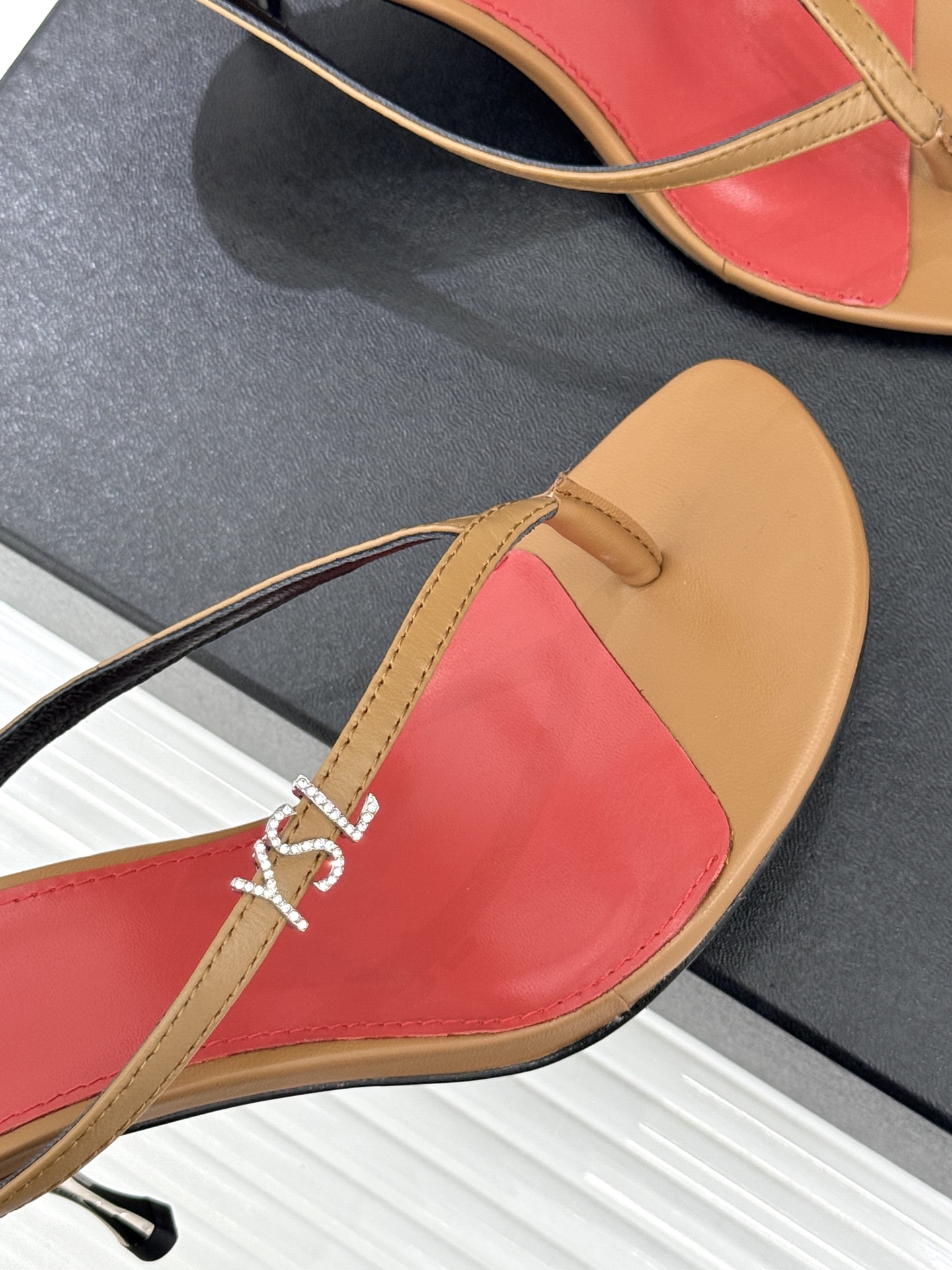 Saint Laurent /圣罗兰YSL26WF新品字母金属跟高跟夹脚人字拖2026春夏圣罗兰以标志性