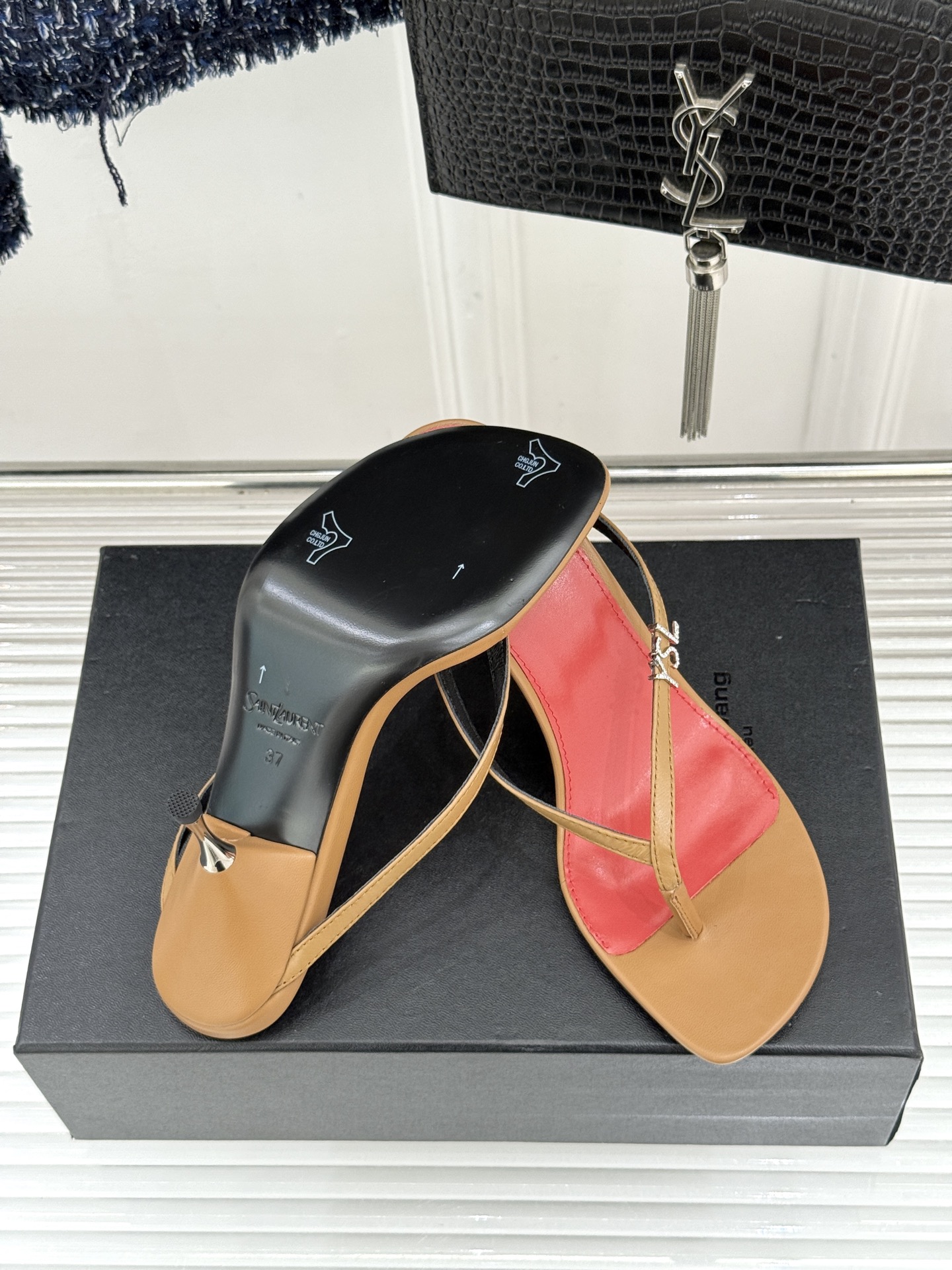 Saint Laurent /圣罗兰YSL26WF新品字母金属跟高跟夹脚人字拖2026春夏圣罗兰以标志性