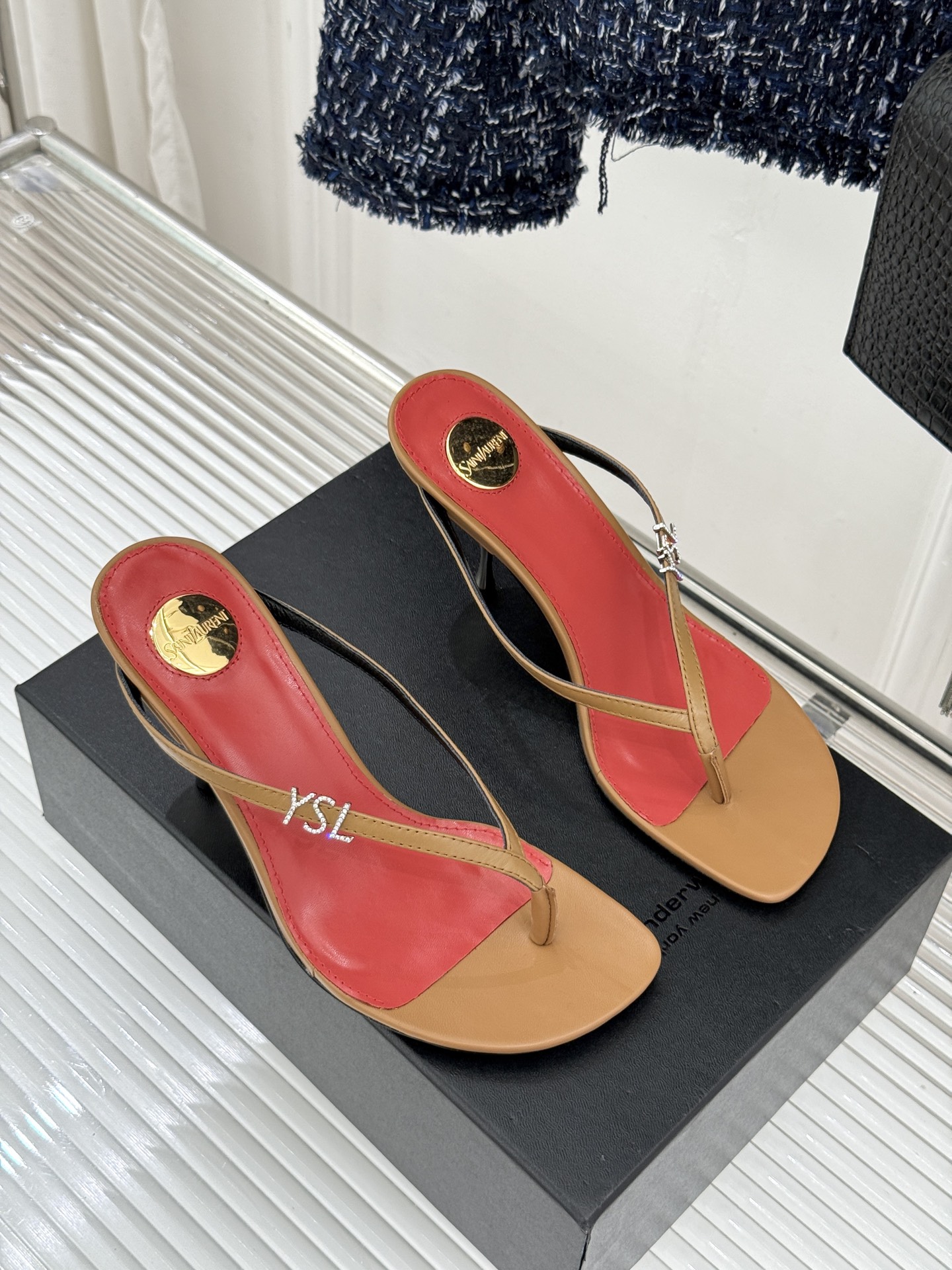 Saint Laurent /圣罗兰YSL26WF新品字母金属跟高跟夹脚人字拖2026春夏圣罗兰以标志性