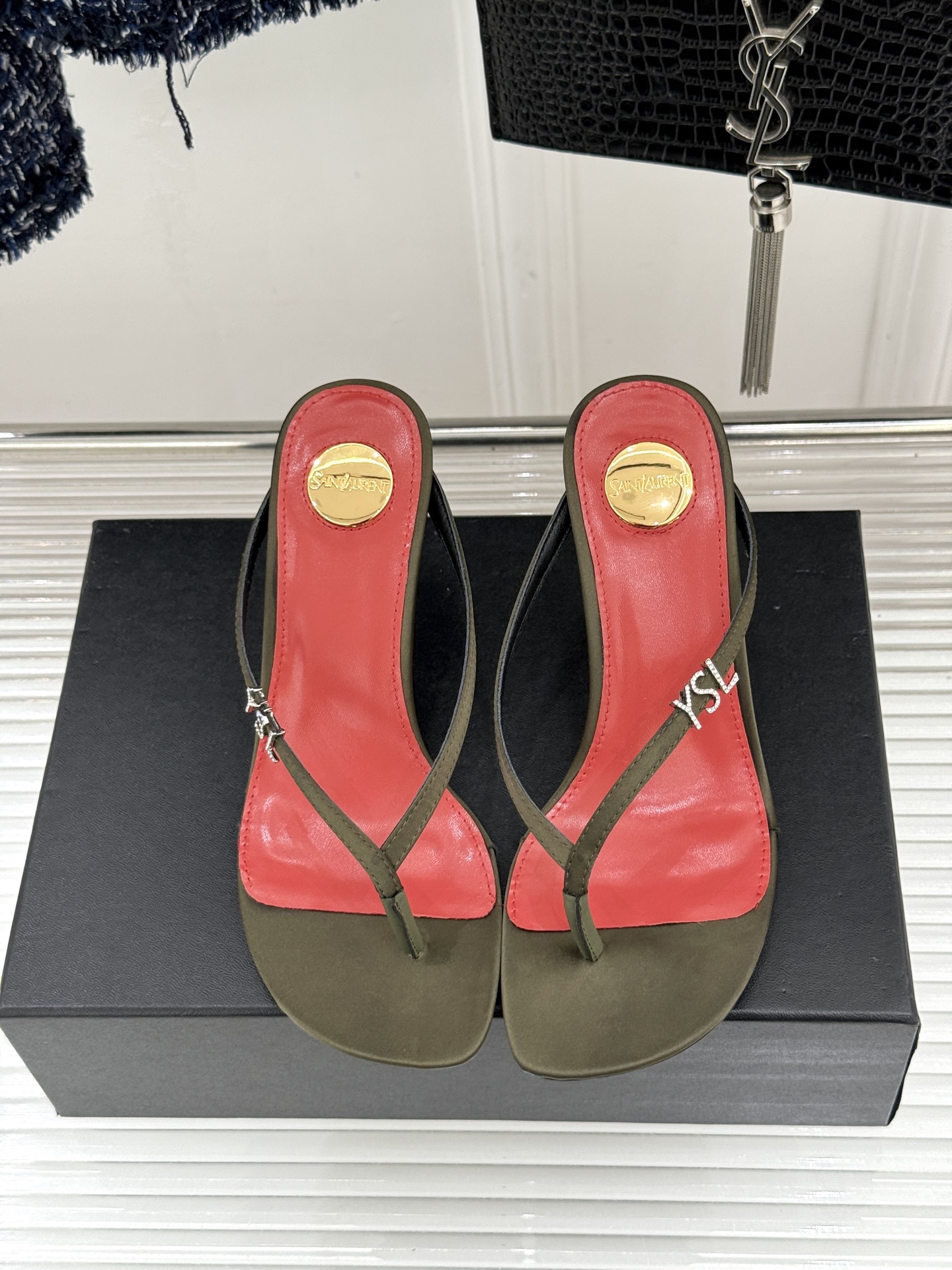 Saint Laurent /圣罗兰YSL26WF新品字母金属跟高跟夹脚人字拖2026春夏圣罗兰以标志性