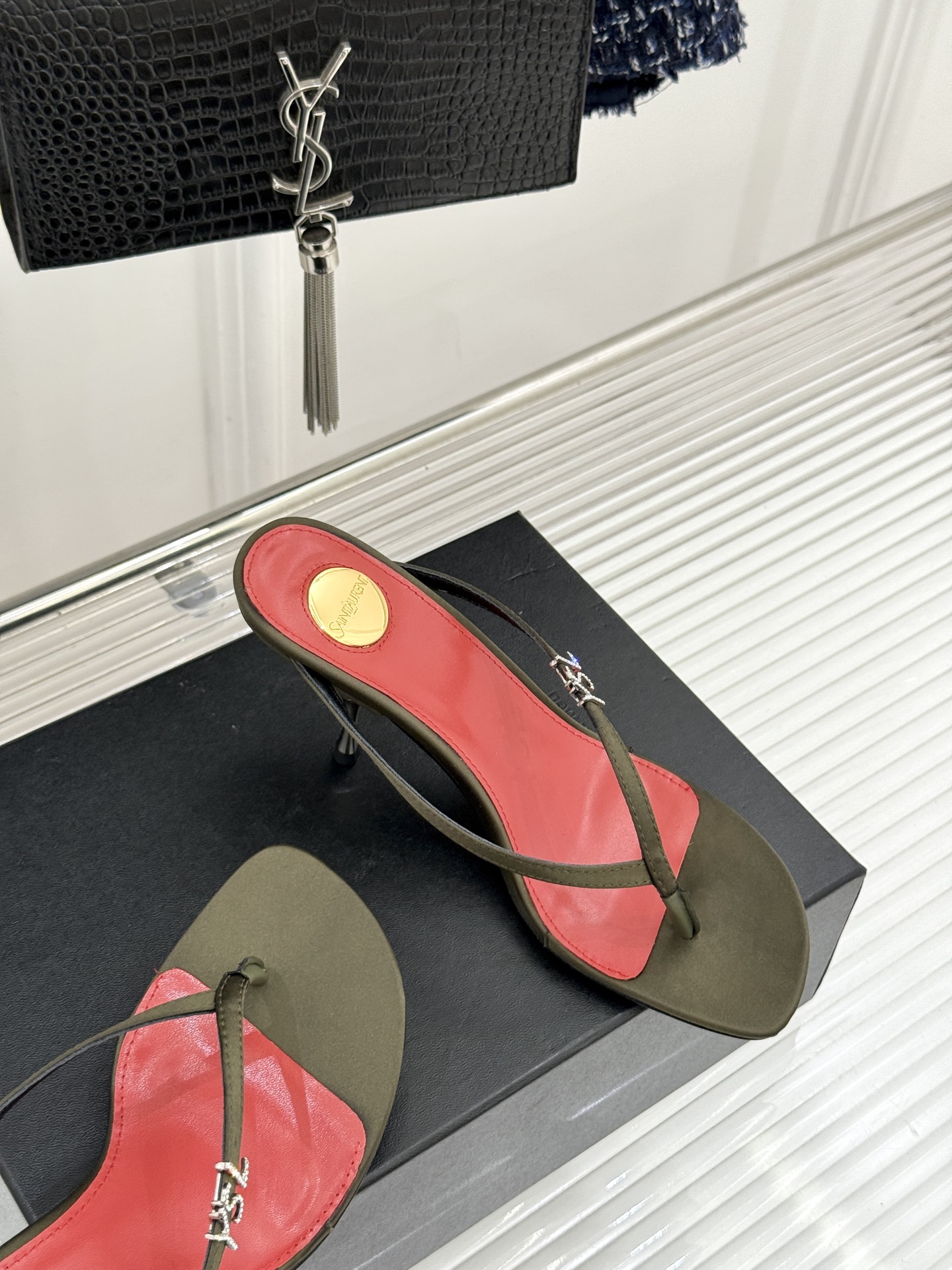 Saint Laurent /圣罗兰YSL26WF新品字母金属跟高跟夹脚人字拖2026春夏圣罗兰以标志性