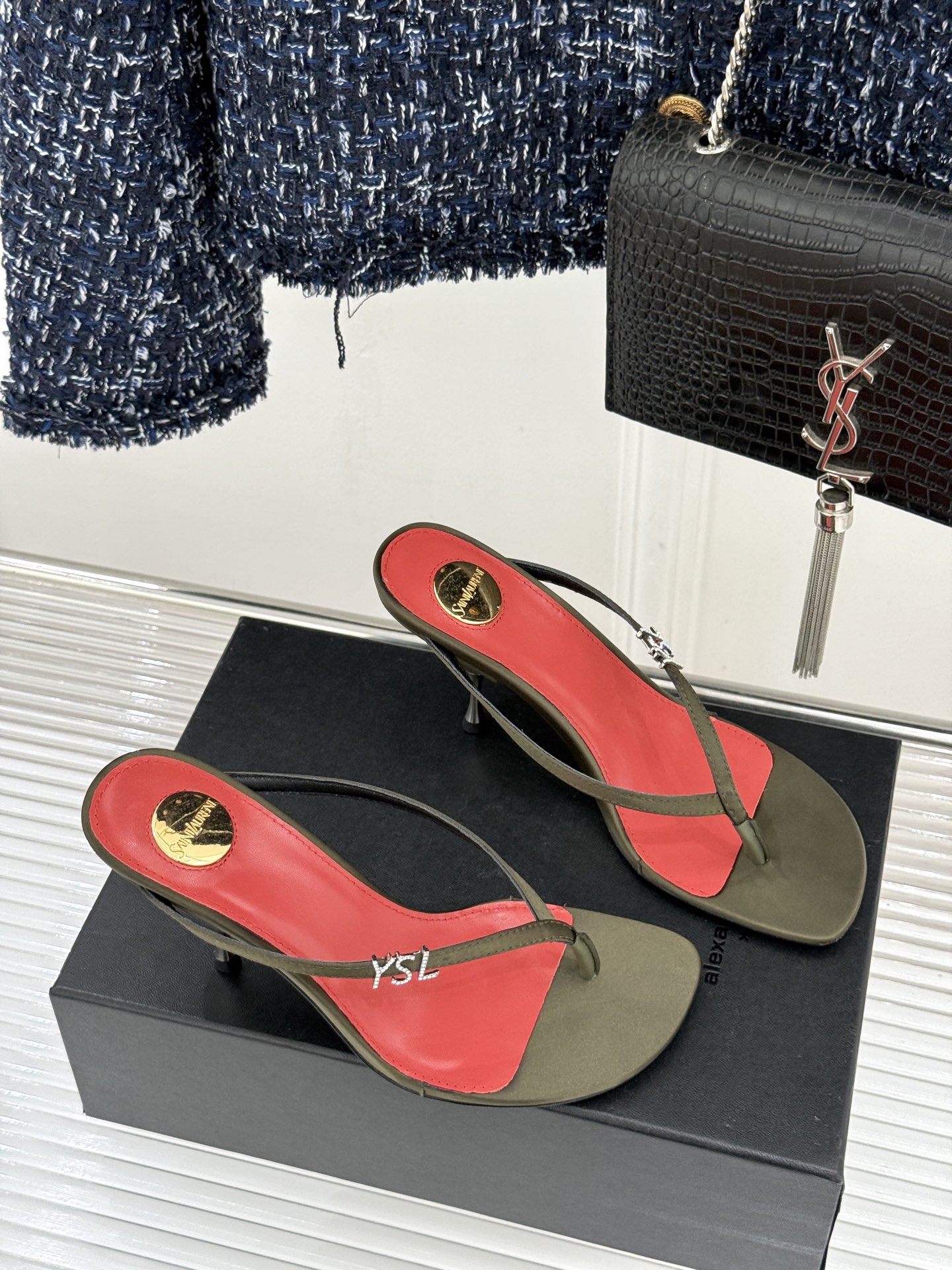 Saint Laurent /圣罗兰YSL26WF新品字母金属跟高跟夹脚人字拖2026春夏圣罗兰以标志性