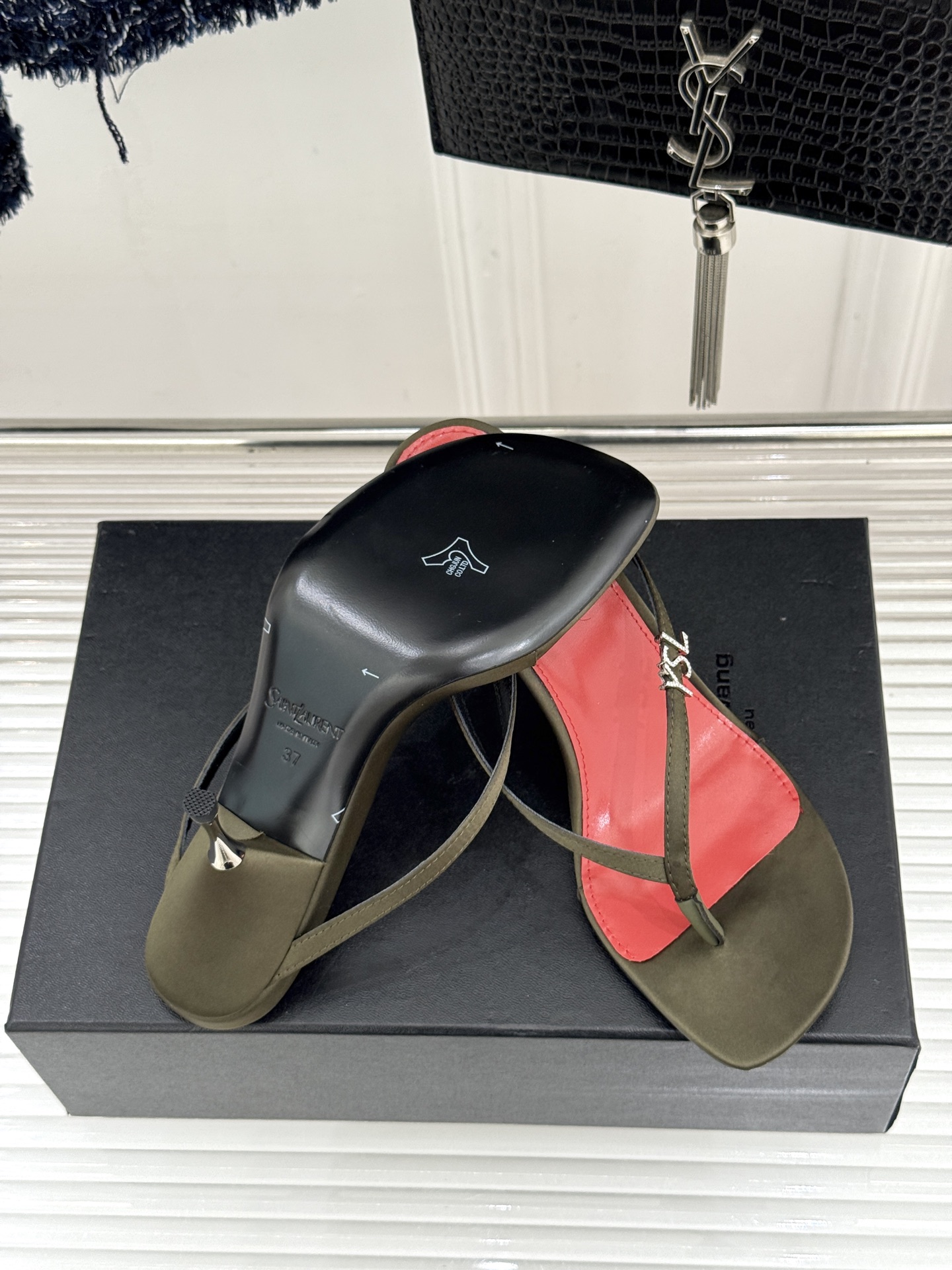 Saint Laurent /圣罗兰YSL26WF新品字母金属跟高跟夹脚人字拖2026春夏圣罗兰以标志性