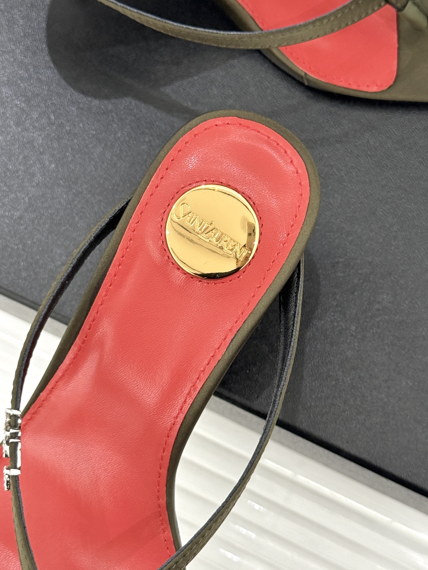 Saint Laurent /圣罗兰YSL26WF新品字母金属跟高跟夹脚人字拖2026春夏圣罗兰以标志性