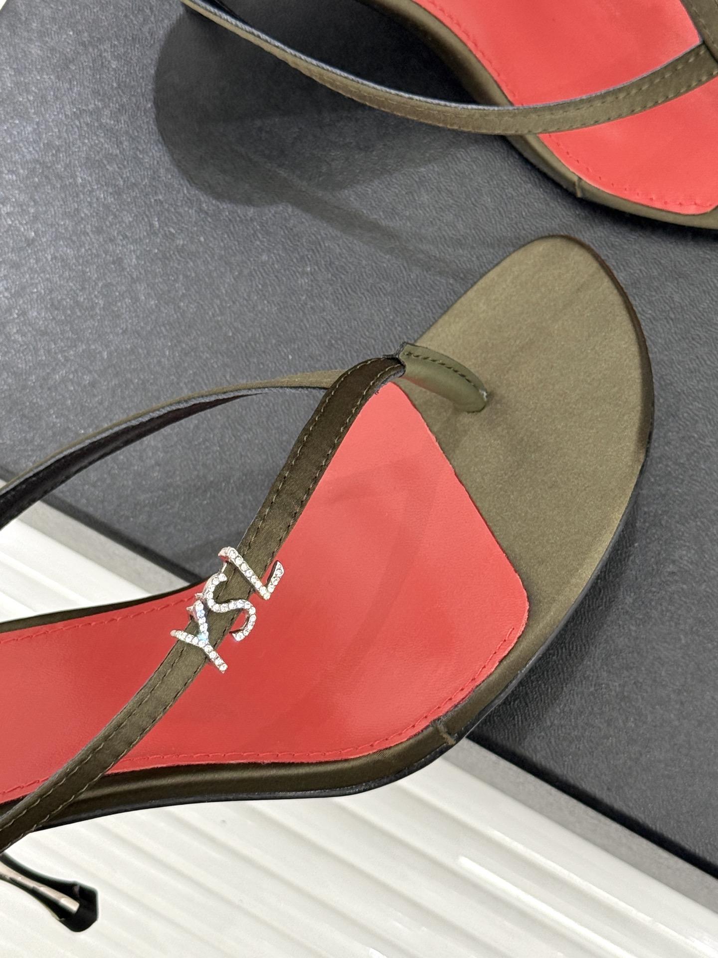 Saint Laurent /圣罗兰YSL26WF新品字母金属跟高跟夹脚人字拖2026春夏圣罗兰以标志性