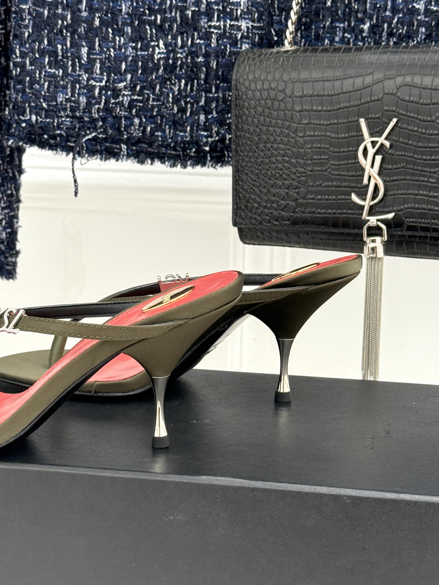 Saint Laurent /圣罗兰YSL26WF新品字母金属跟高跟夹脚人字拖2026春夏圣罗兰以标志性