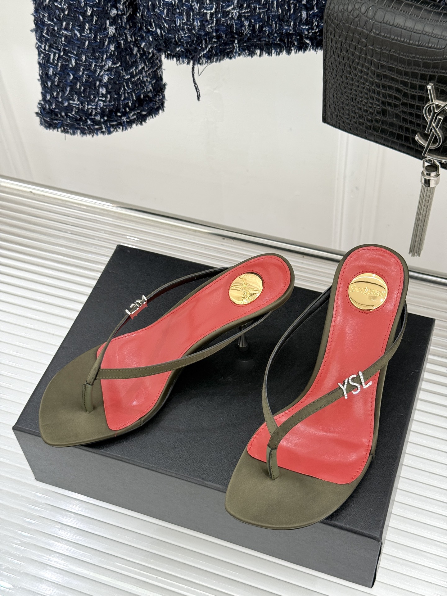 Saint Laurent /圣罗兰YSL26WF新品字母金属跟高跟夹脚人字拖2026春夏圣罗兰以标志性