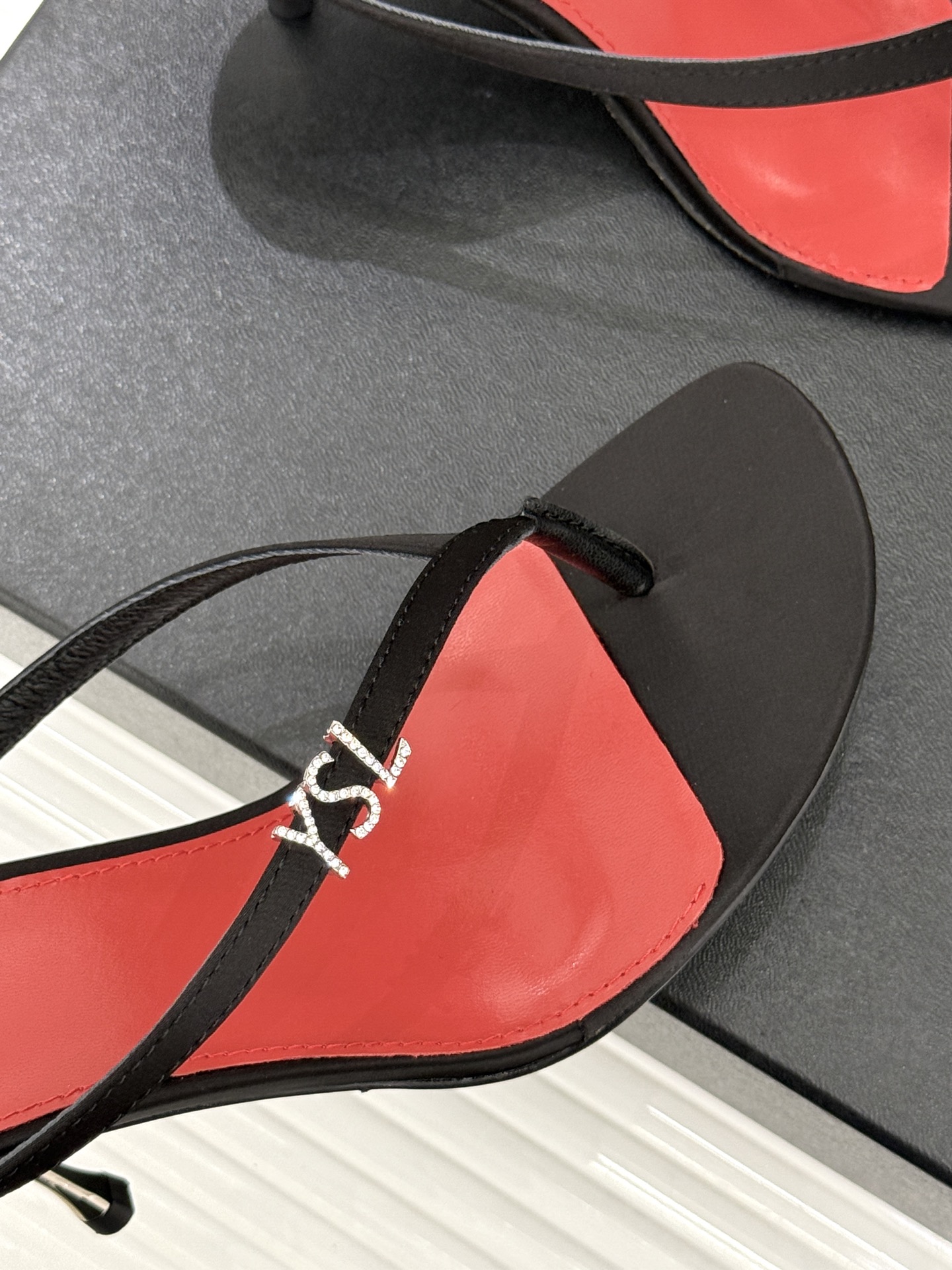 Saint Laurent /圣罗兰YSL26WF新品字母金属跟高跟夹脚人字拖2026春夏圣罗兰以标志性