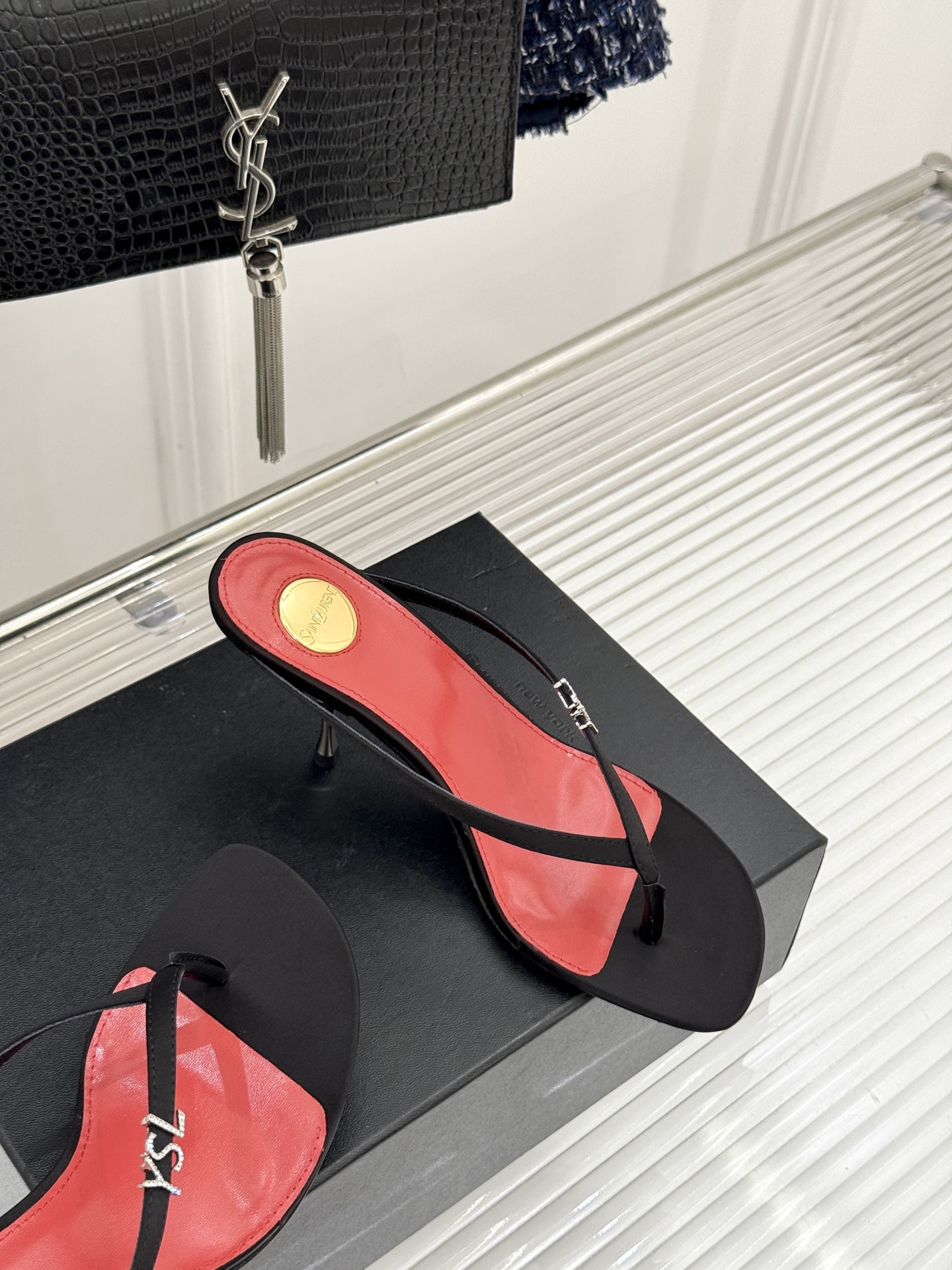 Saint Laurent /圣罗兰YSL26WF新品字母金属跟高跟夹脚人字拖2026春夏圣罗兰以标志性