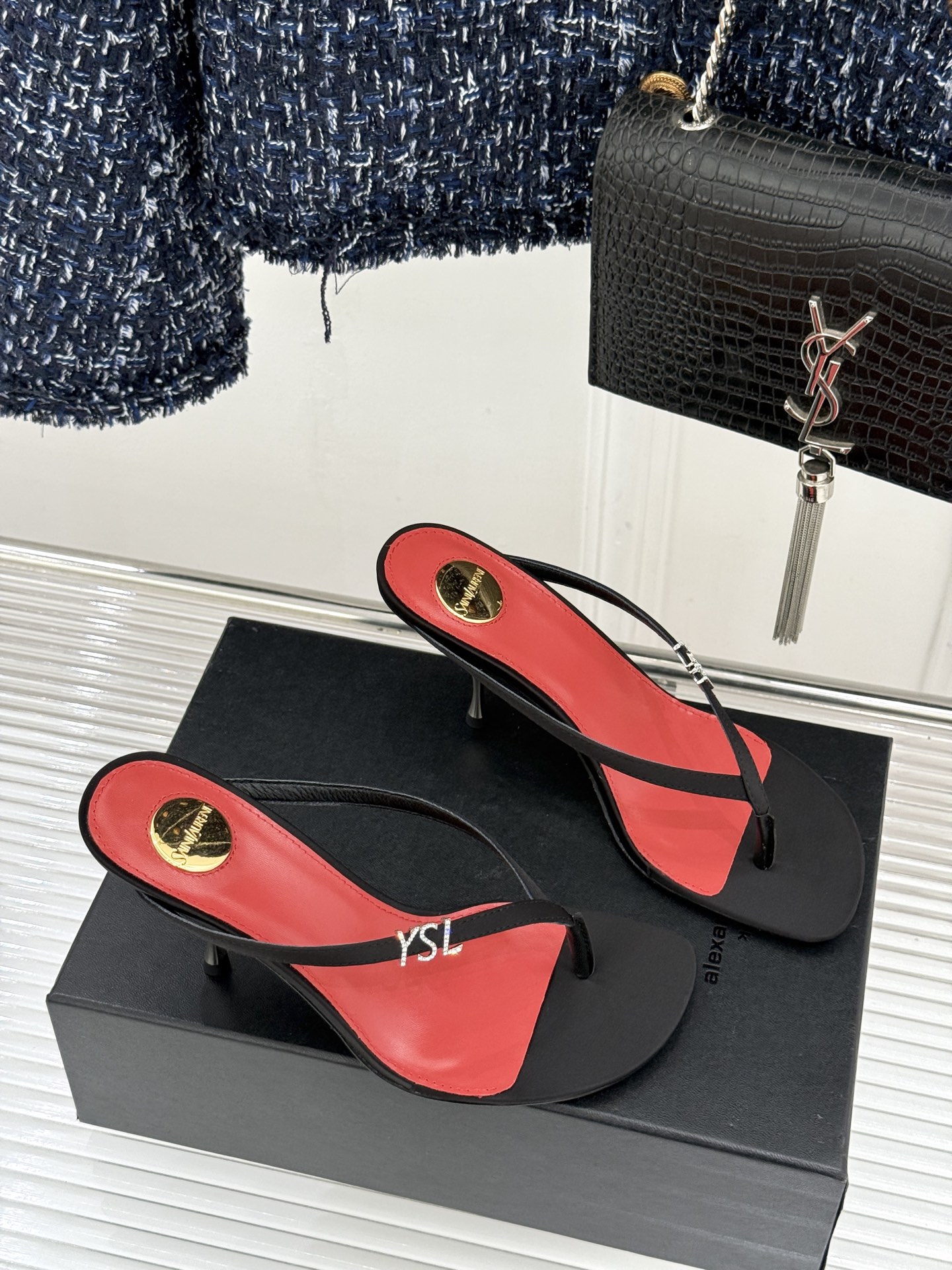 Saint Laurent /圣罗兰YSL26WF新品字母金属跟高跟夹脚人字拖2026春夏圣罗兰以标志性