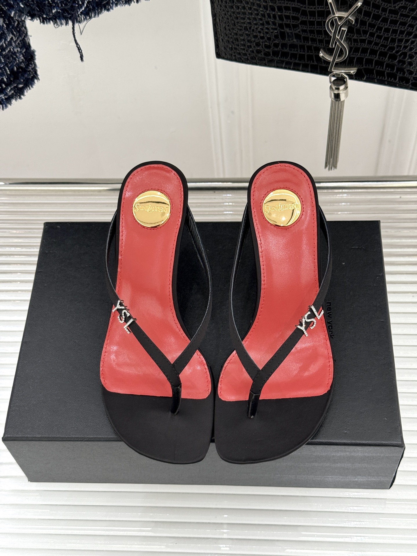 Saint Laurent /圣罗兰YSL26WF新品字母金属跟高跟夹脚人字拖2026春夏圣罗兰以标志性