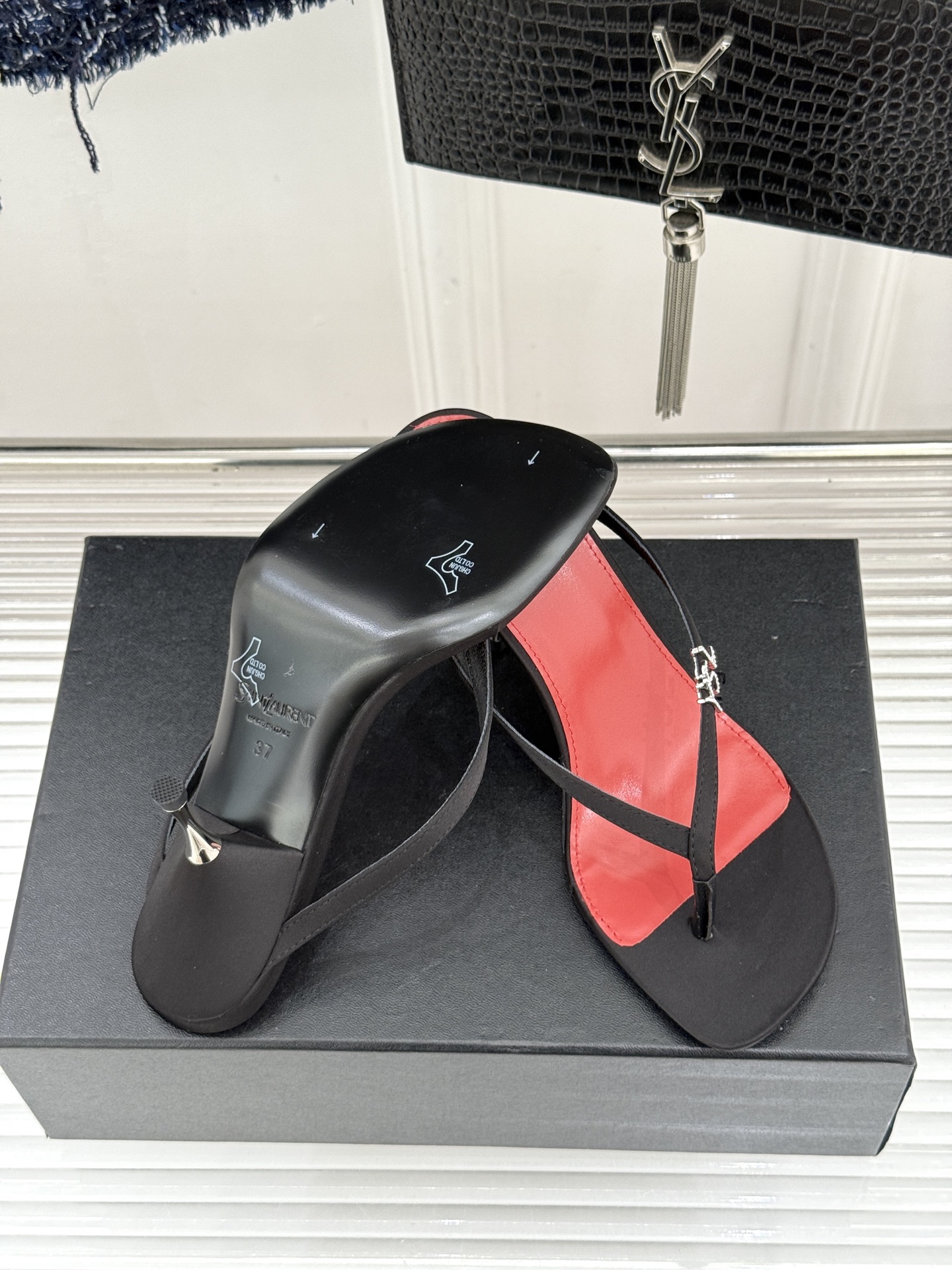 Saint Laurent /圣罗兰YSL26WF新品字母金属跟高跟夹脚人字拖2026春夏圣罗兰以标志性