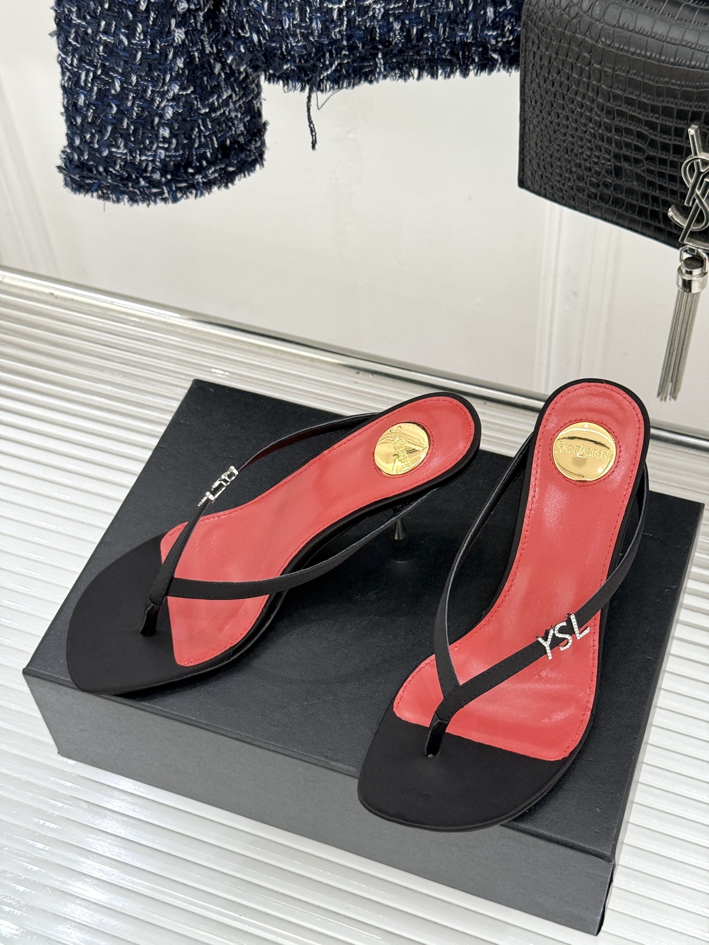 Saint Laurent /圣罗兰YSL26WF新品字母金属跟高跟夹脚人字拖2026春夏圣罗兰以标志性