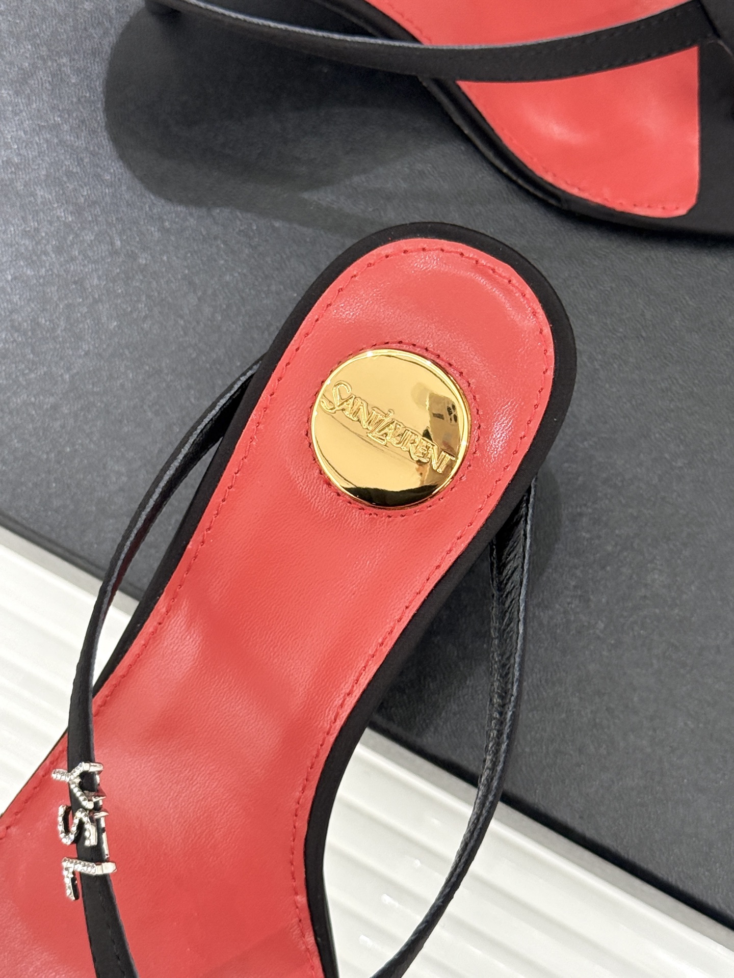 Saint Laurent /圣罗兰YSL26WF新品字母金属跟高跟夹脚人字拖2026春夏圣罗兰以标志性