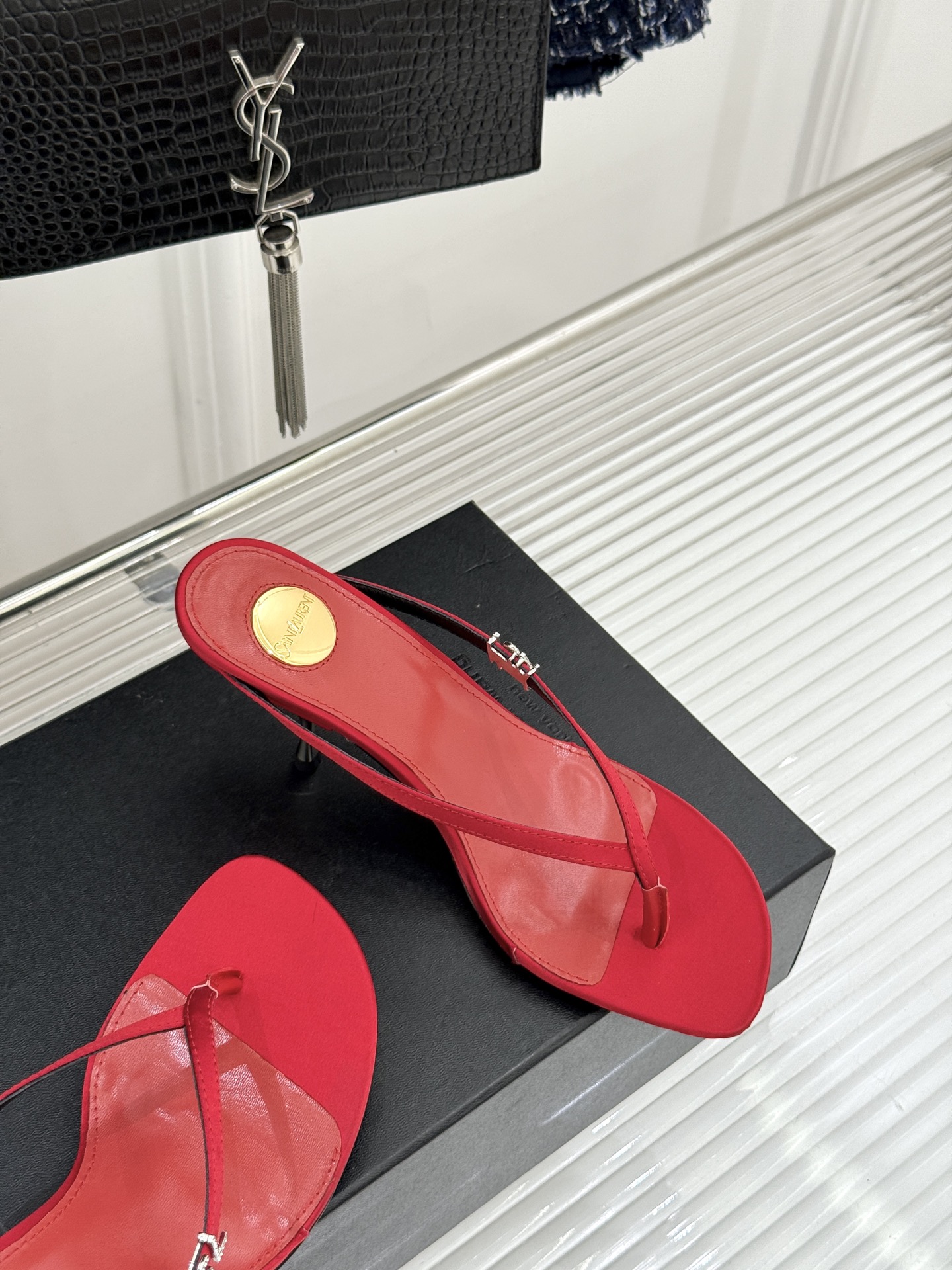 Saint Laurent /圣罗兰YSL26WF新品字母金属跟高跟夹脚人字拖2026春夏圣罗兰以标志性