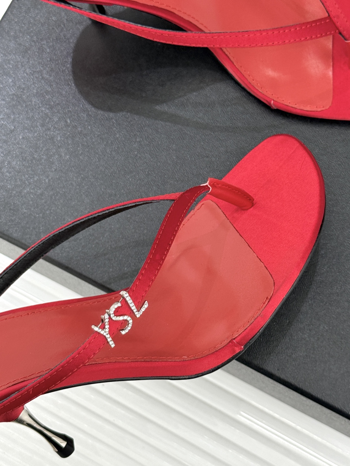 Saint Laurent /圣罗兰YSL26WF新品字母金属跟高跟夹脚人字拖2026春夏圣罗兰以标志性