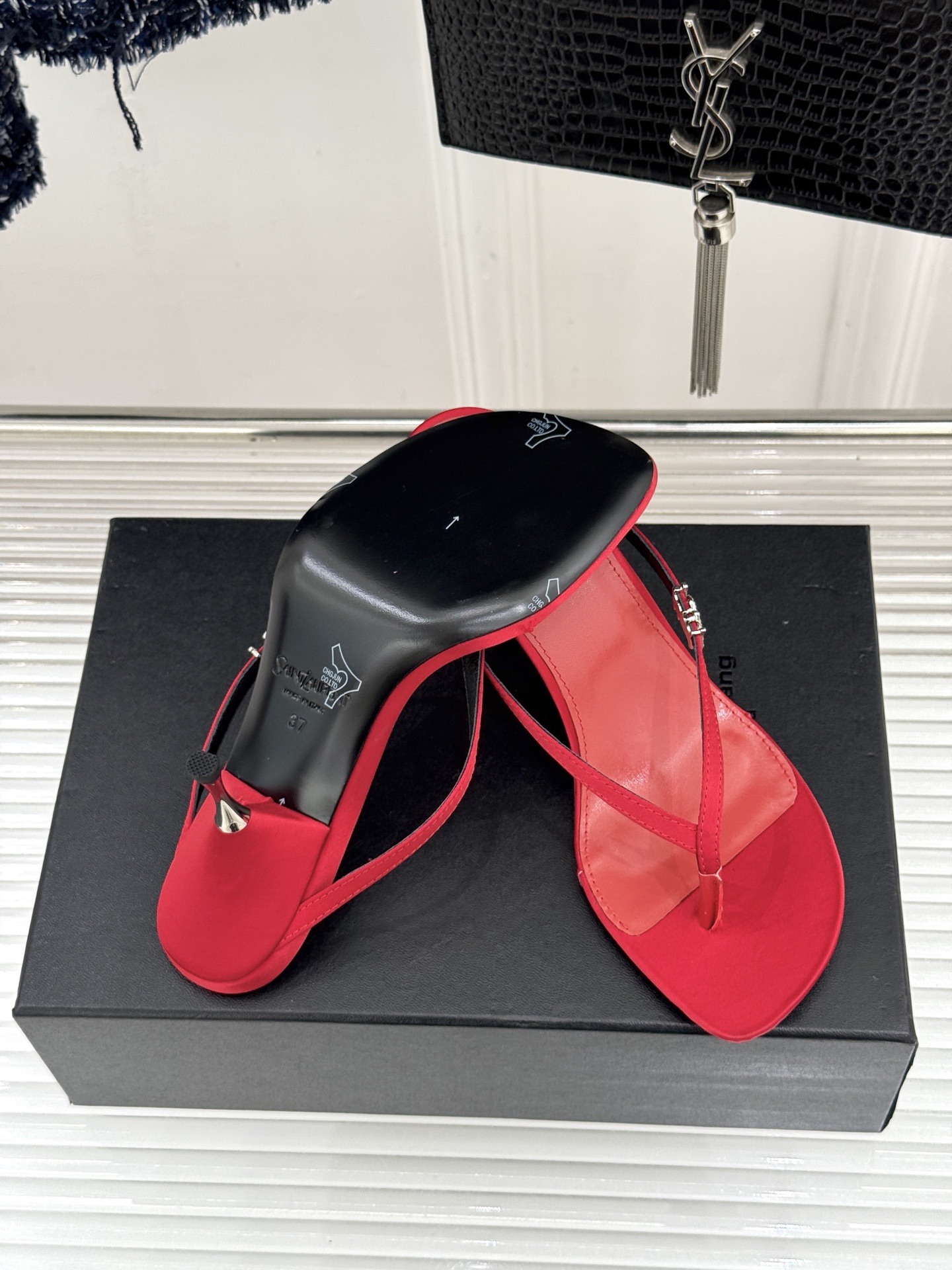 Saint Laurent /圣罗兰YSL26WF新品字母金属跟高跟夹脚人字拖2026春夏圣罗兰以标志性