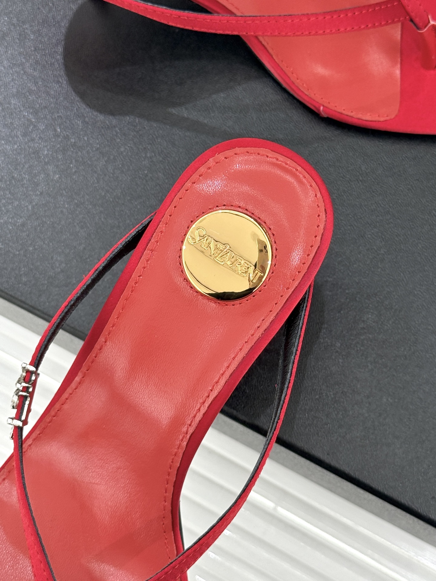 Saint Laurent /圣罗兰YSL26WF新品字母金属跟高跟夹脚人字拖2026春夏圣罗兰以标志性