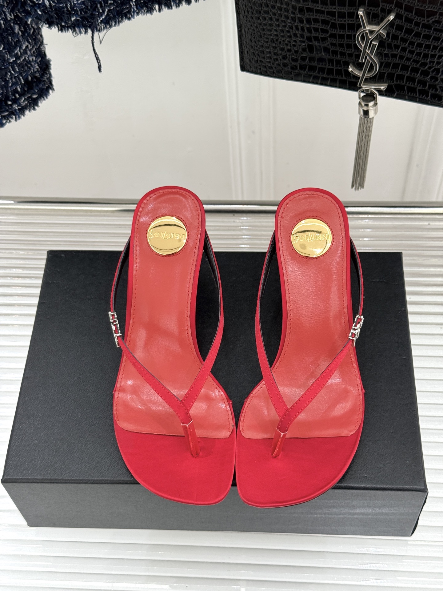Saint Laurent /圣罗兰YSL26WF新品字母金属跟高跟夹脚人字拖2026春夏圣罗兰以标志性