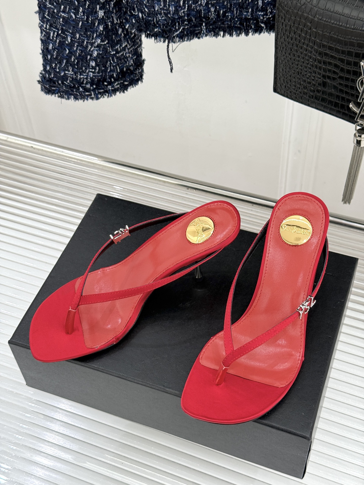 Saint Laurent /圣罗兰YSL26WF新品字母金属跟高跟夹脚人字拖2026春夏圣罗兰以标志性