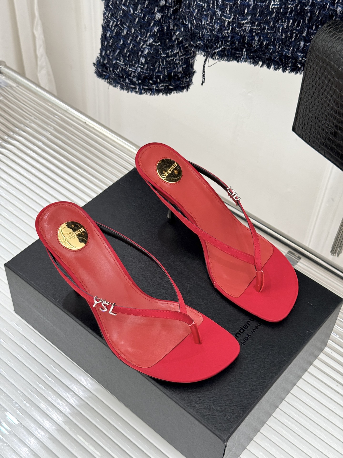 Saint Laurent /圣罗兰YSL26WF新品字母金属跟高跟夹脚人字拖2026春夏圣罗兰以标志性