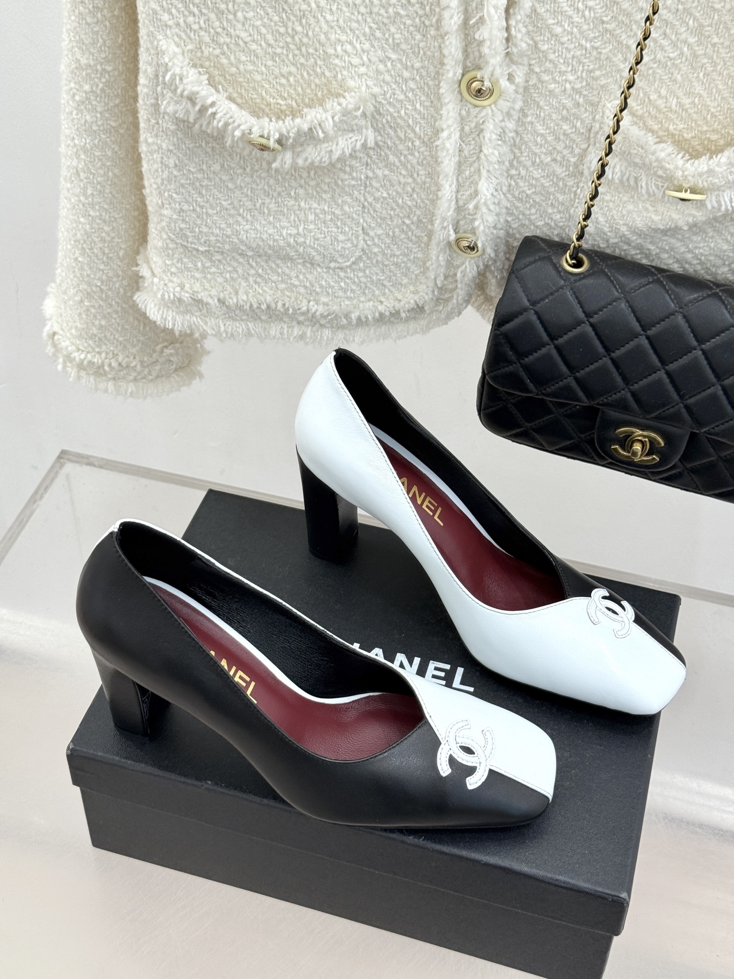 CHANE*｜小香26S双C拼接系列方头拖鞋凉鞋单鞋以拼接美学与复古方头重塑后空凉鞋的优雅范式。利落方头