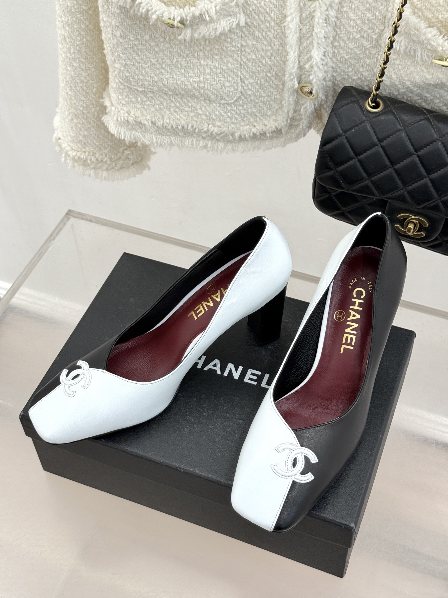 CHANE*｜小香26S双C拼接系列方头拖鞋凉鞋单鞋以拼接美学与复古方头重塑后空凉鞋的优雅范式。利落方头