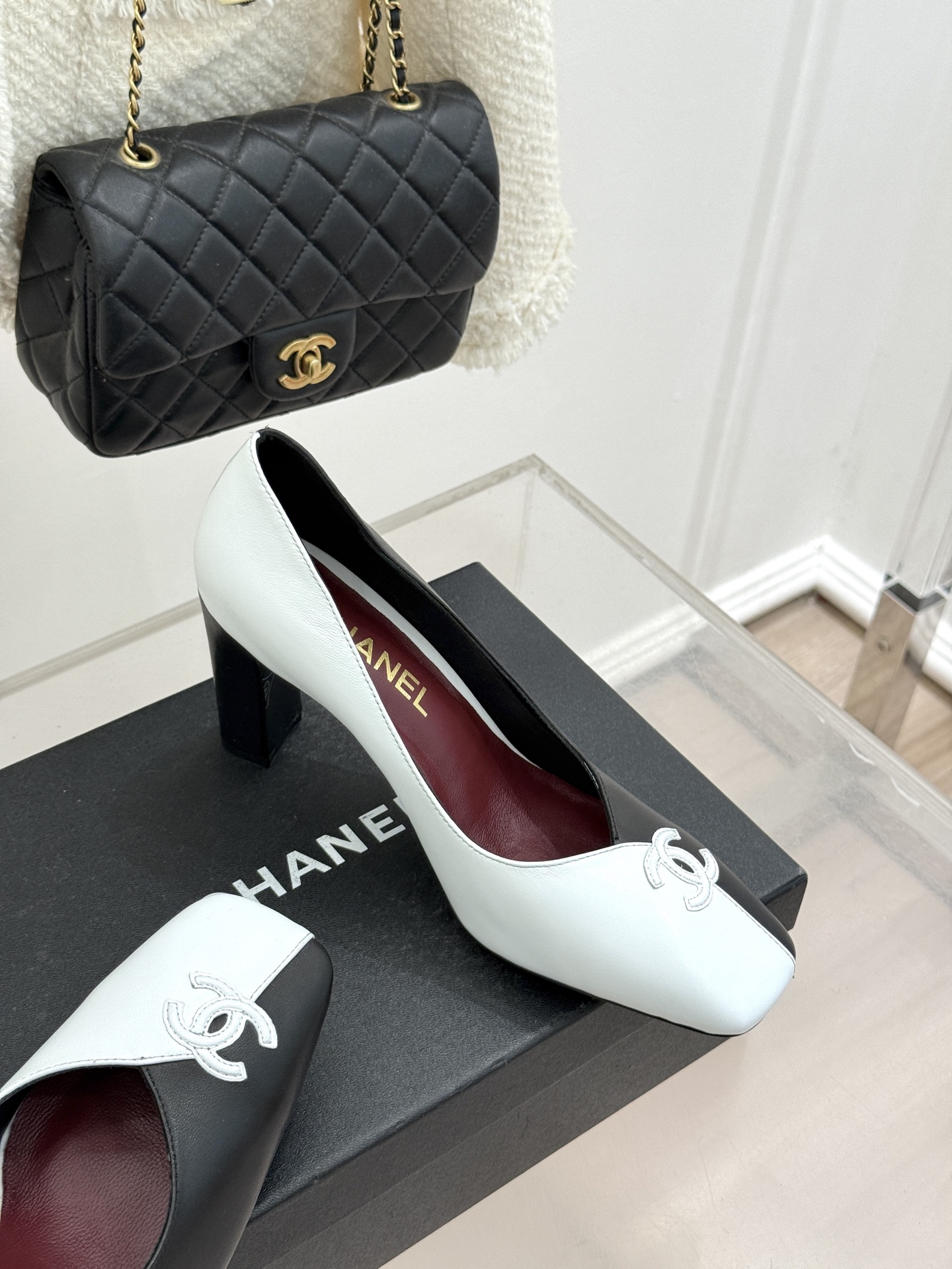 CHANE*｜小香26S双C拼接系列方头拖鞋凉鞋单鞋以拼接美学与复古方头重塑后空凉鞋的优雅范式。利落方头