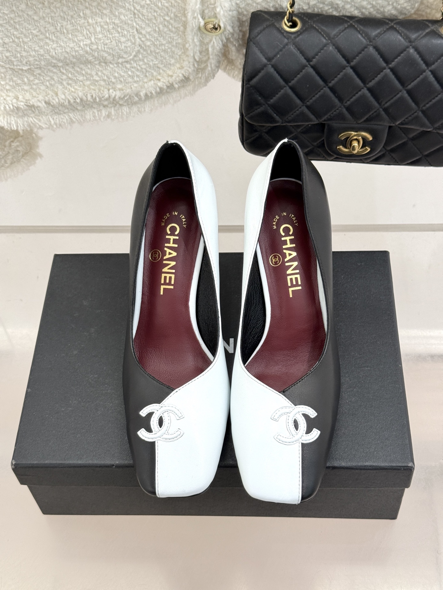 CHANE*｜小香26S双C拼接系列方头拖鞋凉鞋单鞋以拼接美学与复古方头重塑后空凉鞋的优雅范式。利落方头