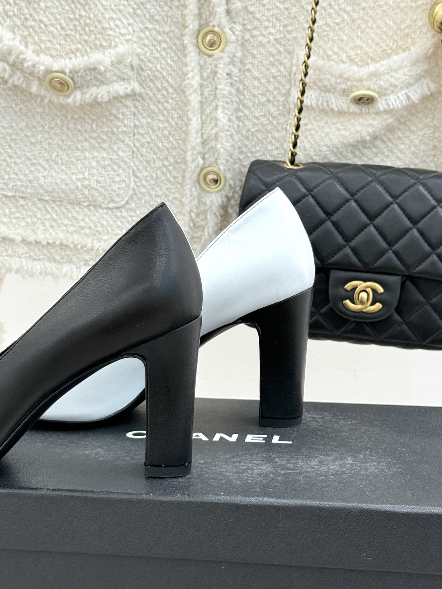 CHANE*｜小香26S双C拼接系列方头拖鞋凉鞋单鞋以拼接美学与复古方头重塑后空凉鞋的优雅范式。利落方头