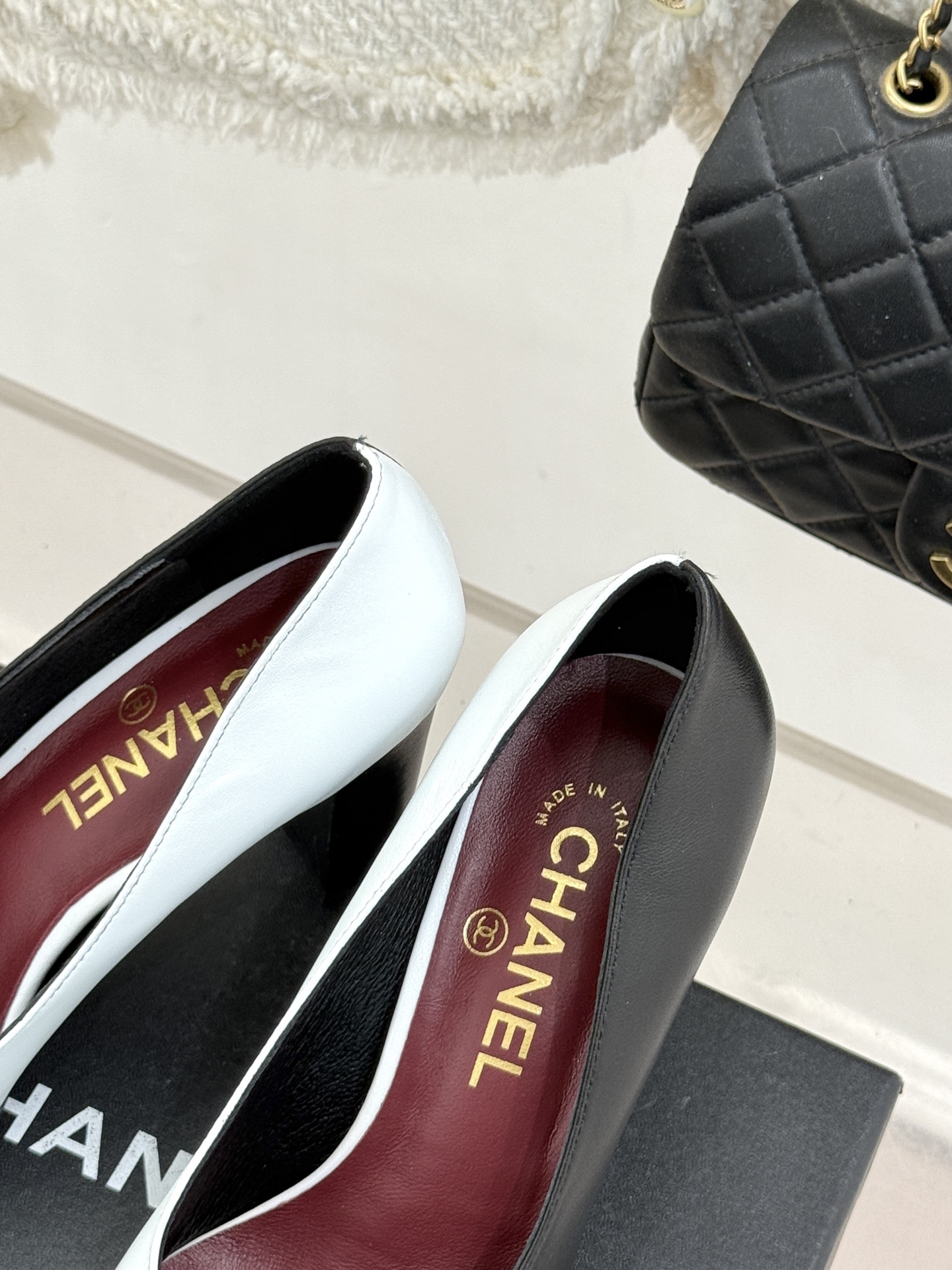 CHANE*｜小香26S双C拼接系列方头拖鞋凉鞋单鞋以拼接美学与复古方头重塑后空凉鞋的优雅范式。利落方头