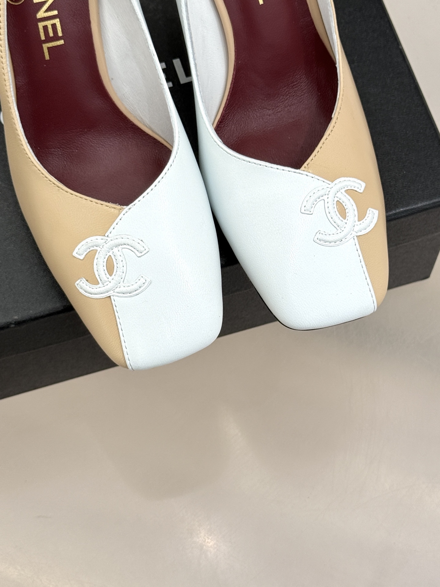 CHANE*｜小香26S双C拼接系列方头拖鞋凉鞋单鞋以拼接美学与复古方头重塑后空凉鞋的优雅范式。利落方头