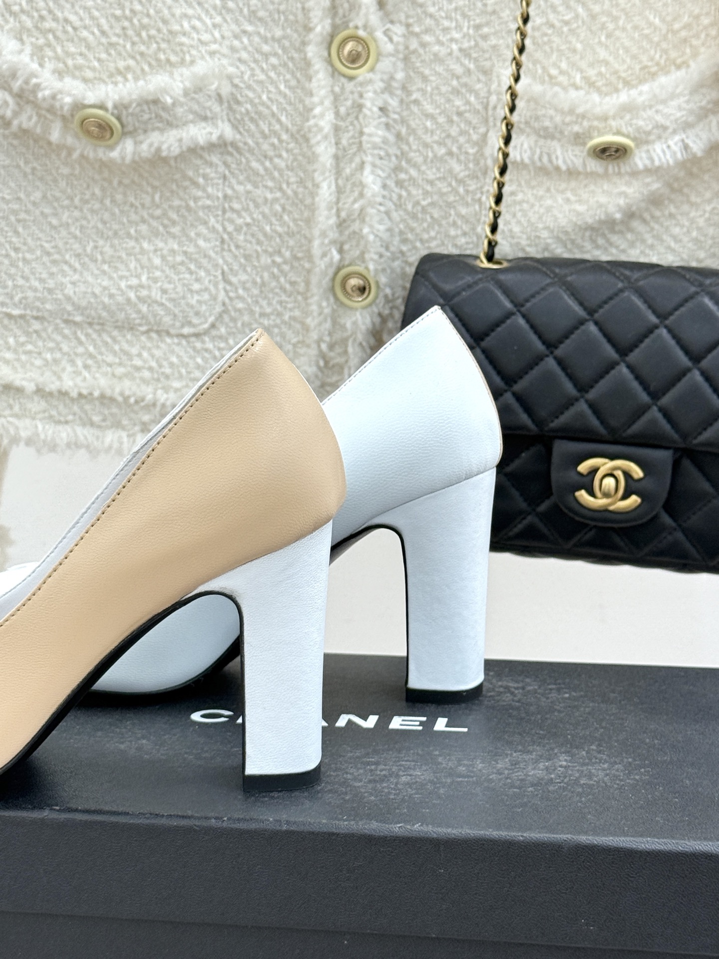 CHANE*｜小香26S双C拼接系列方头拖鞋凉鞋单鞋以拼接美学与复古方头重塑后空凉鞋的优雅范式。利落方头