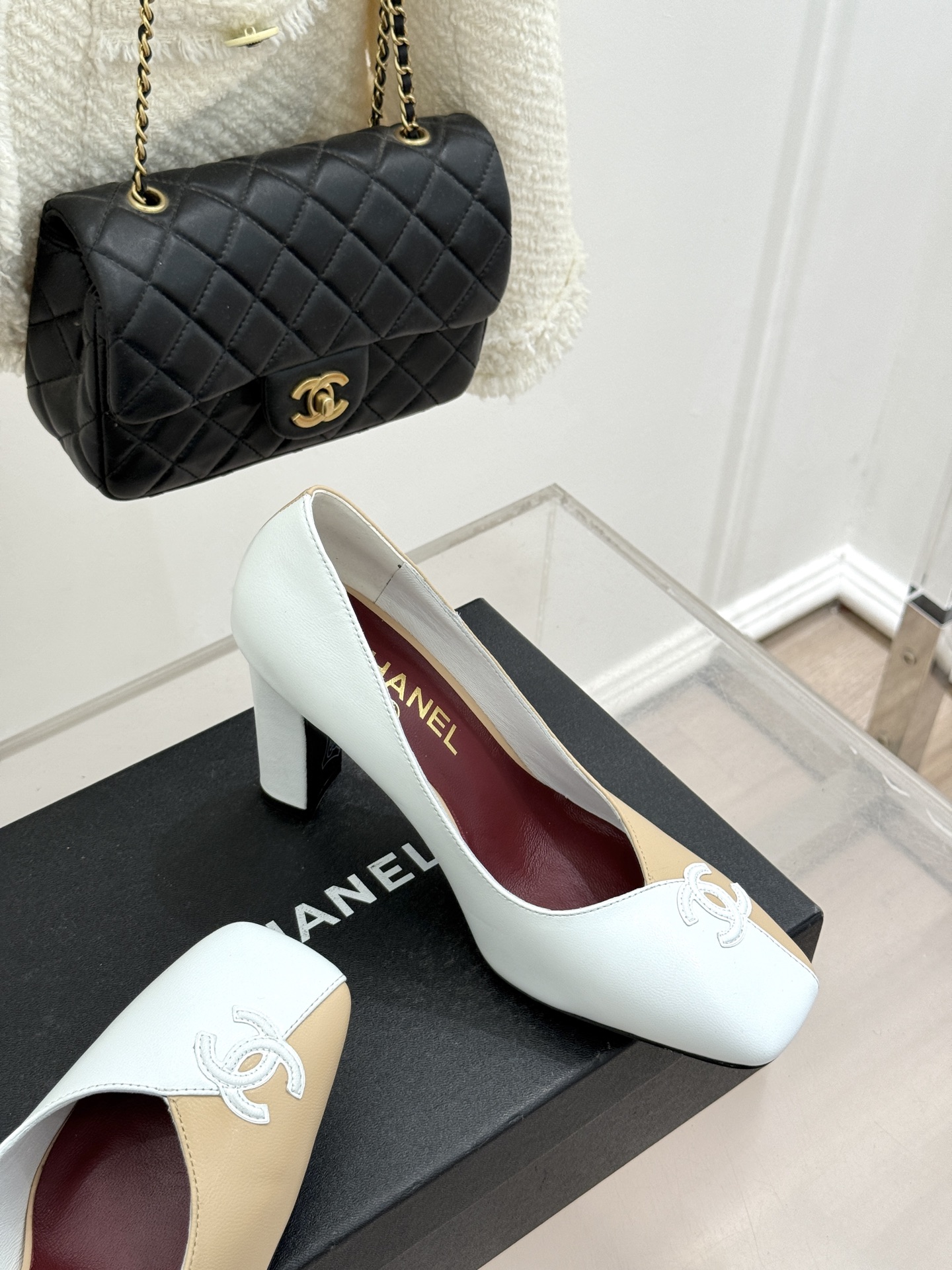 CHANE*｜小香26S双C拼接系列方头拖鞋凉鞋单鞋以拼接美学与复古方头重塑后空凉鞋的优雅范式。利落方头