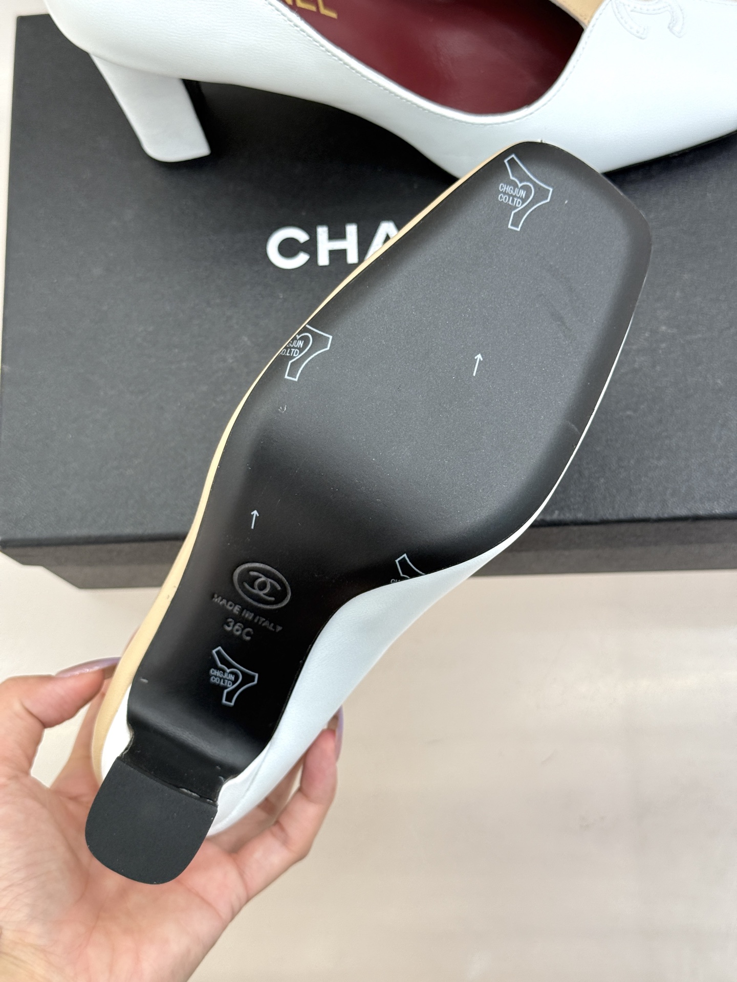 CHANE*｜小香26S双C拼接系列方头拖鞋凉鞋单鞋以拼接美学与复古方头重塑后空凉鞋的优雅范式。利落方头