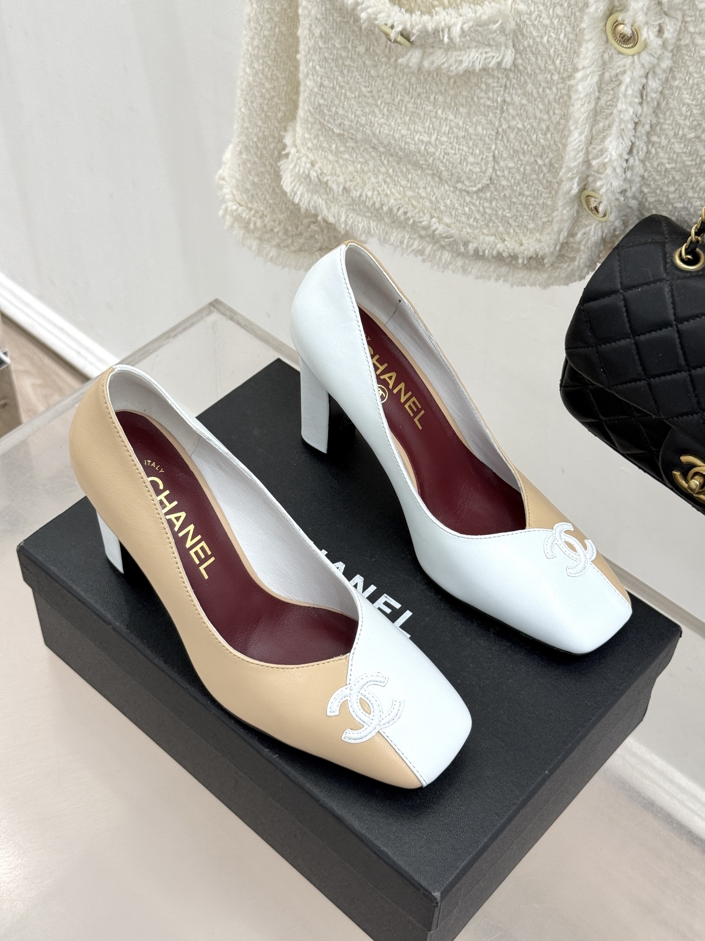 CHANE*｜小香26S双C拼接系列方头拖鞋凉鞋单鞋以拼接美学与复古方头重塑后空凉鞋的优雅范式。利落方头