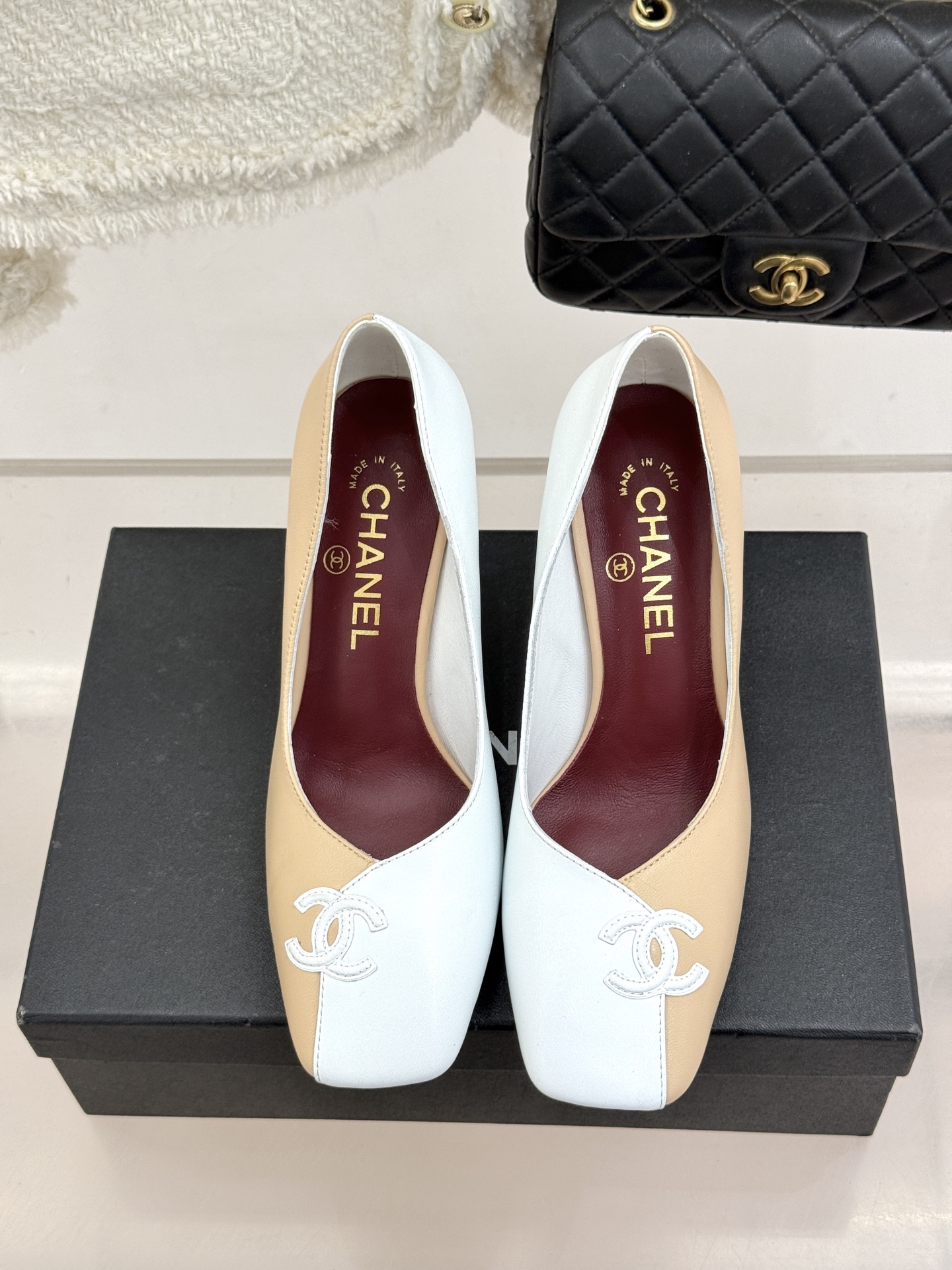 CHANE*｜小香26S双C拼接系列方头拖鞋凉鞋单鞋以拼接美学与复古方头重塑后空凉鞋的优雅范式。利落方头