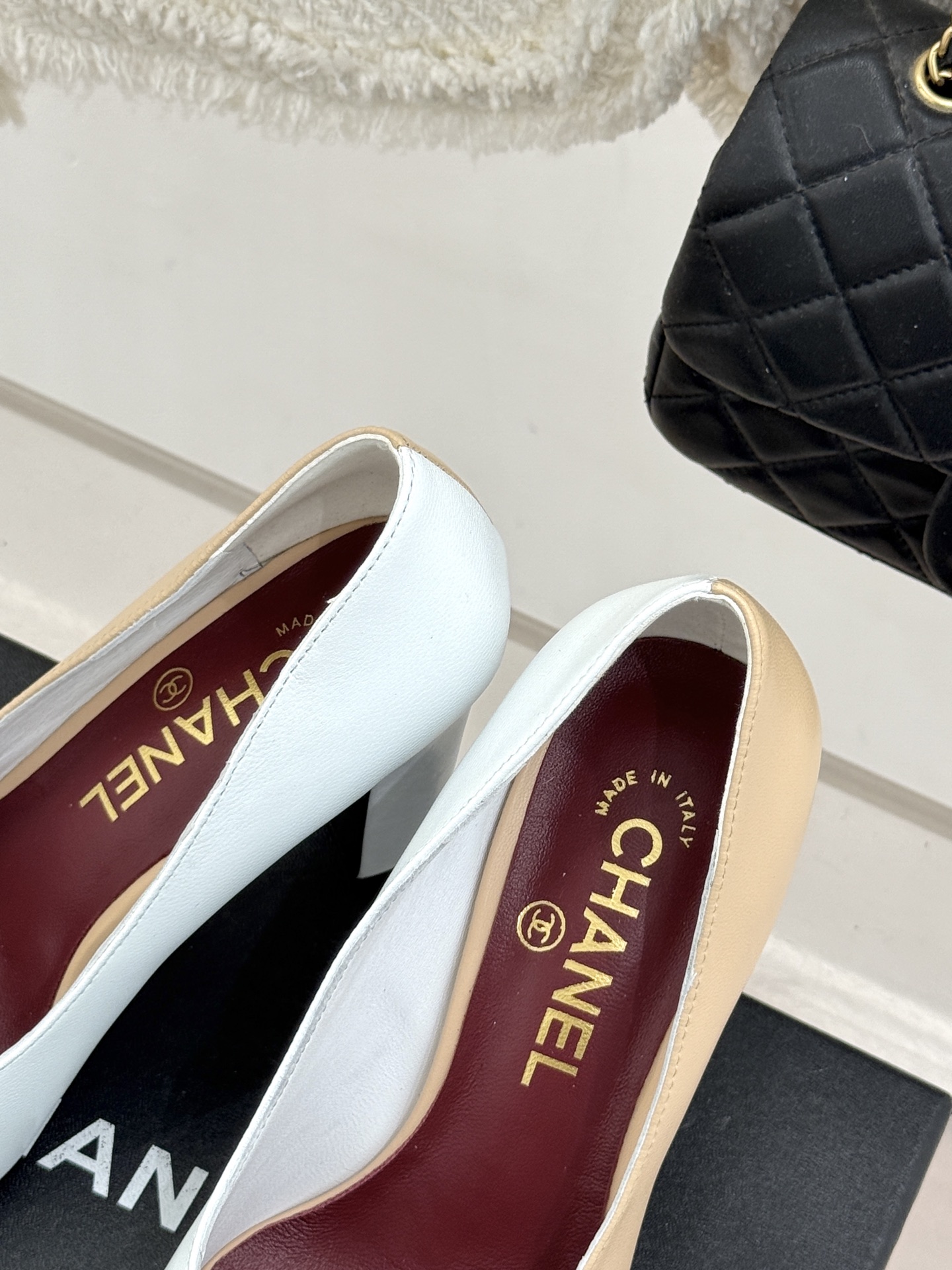 CHANE*｜小香26S双C拼接系列方头拖鞋凉鞋单鞋以拼接美学与复古方头重塑后空凉鞋的优雅范式。利落方头