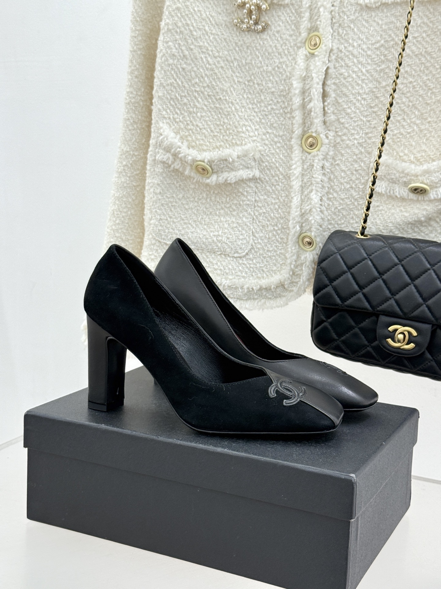 CHANE*｜小香26S双C拼接系列方头拖鞋凉鞋单鞋以拼接美学与复古方头重塑后空凉鞋的优雅范式。利落方头