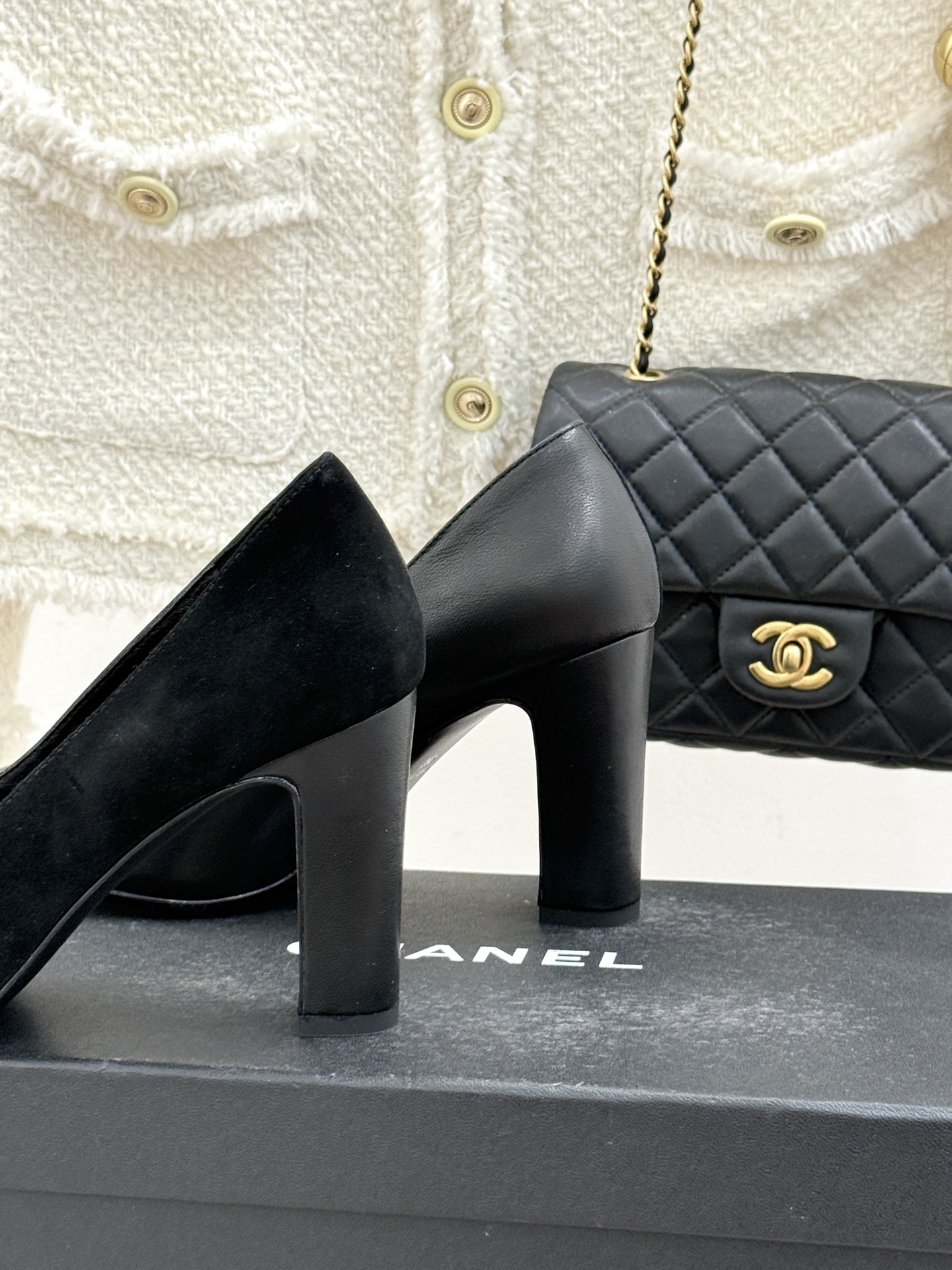 CHANE*｜小香26S双C拼接系列方头拖鞋凉鞋单鞋以拼接美学与复古方头重塑后空凉鞋的优雅范式。利落方头