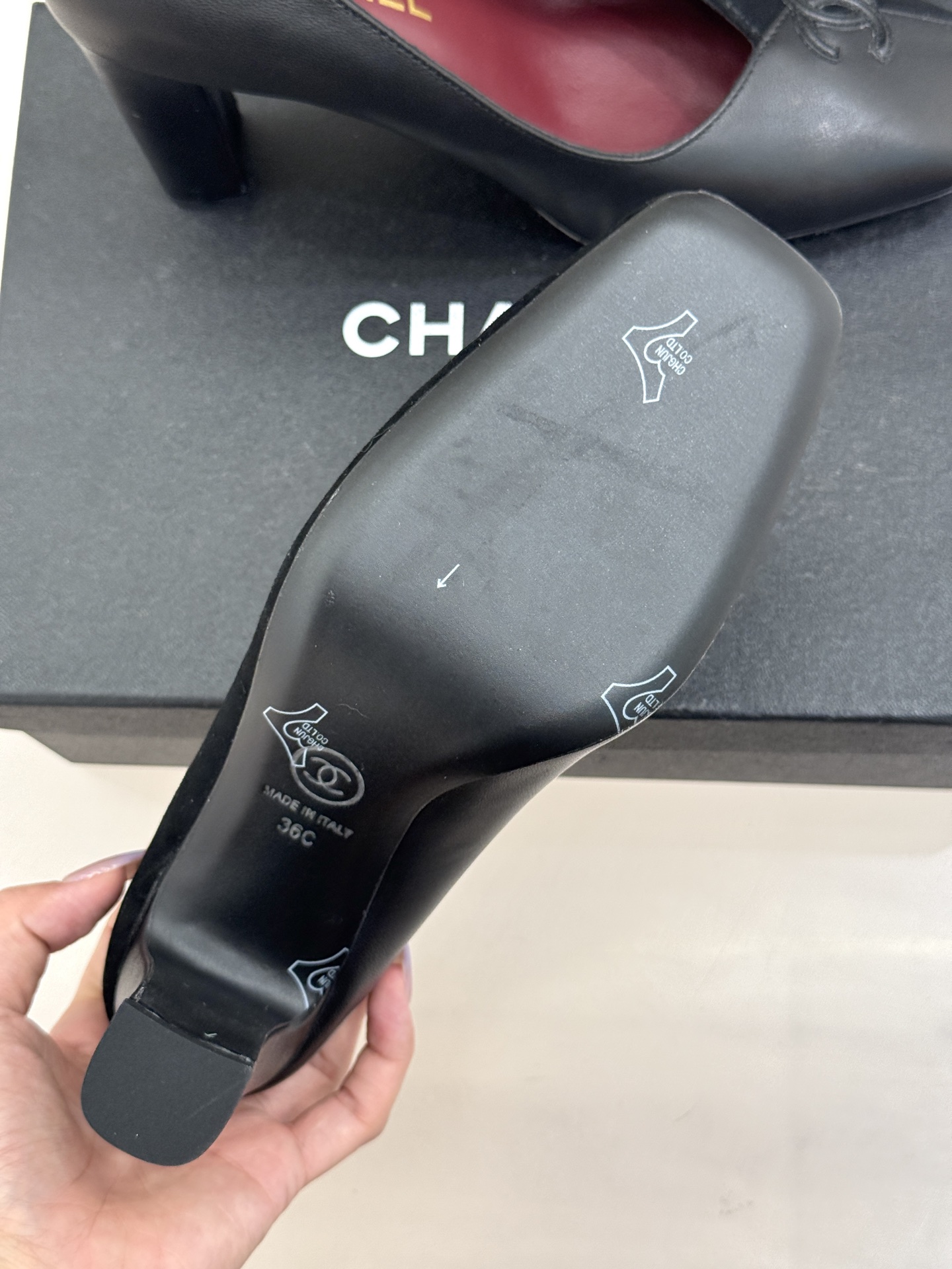 CHANE*｜小香26S双C拼接系列方头拖鞋凉鞋单鞋以拼接美学与复古方头重塑后空凉鞋的优雅范式。利落方头