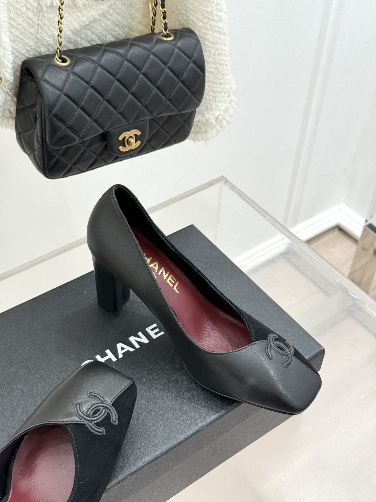 CHANE*｜小香26S双C拼接系列方头拖鞋凉鞋单鞋以拼接美学与复古方头重塑后空凉鞋的优雅范式。利落方头